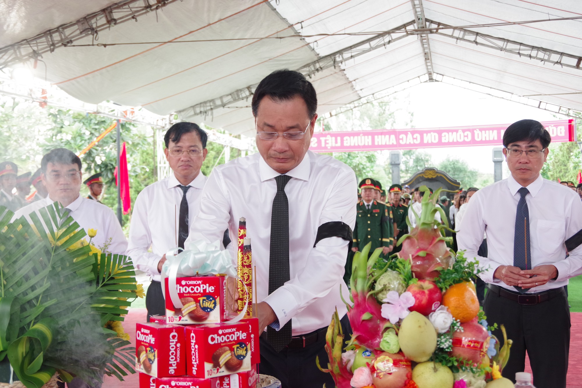 Đà Nẵng an táng 14 hài cốt liệt sĩ, 9 phần mộ còn nhiều di vật- Ảnh 4.