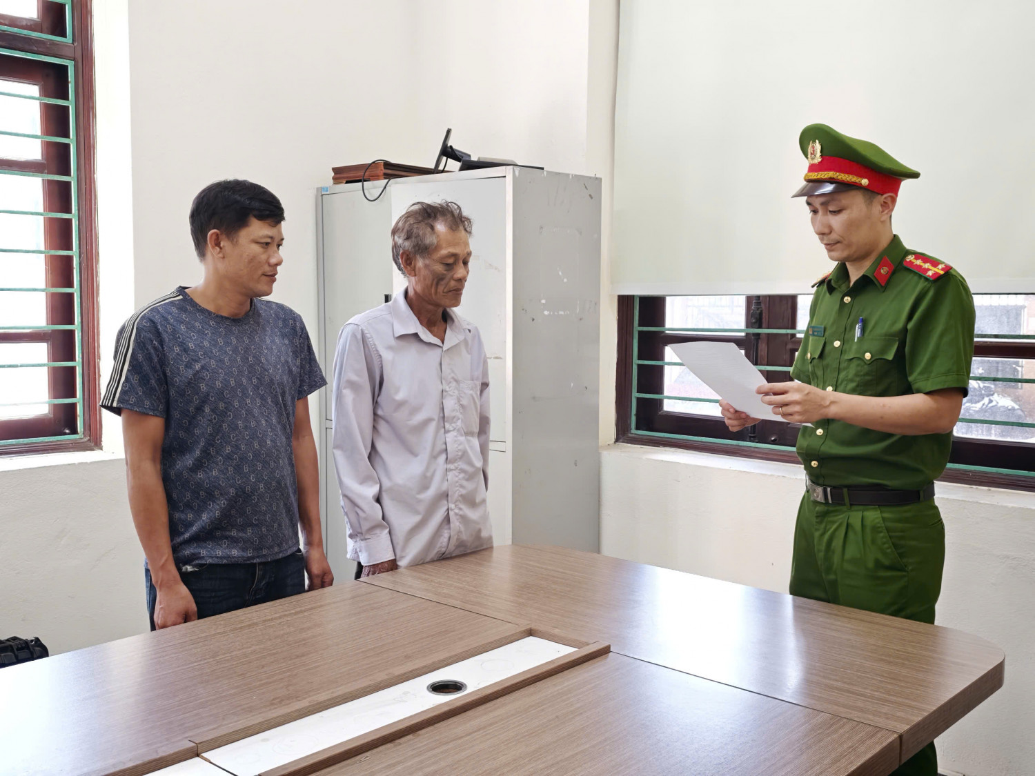 Hai cha con bị khởi tố vì tiếp tay cho 9 tàu cá khai thác trái phép- Ảnh 1.