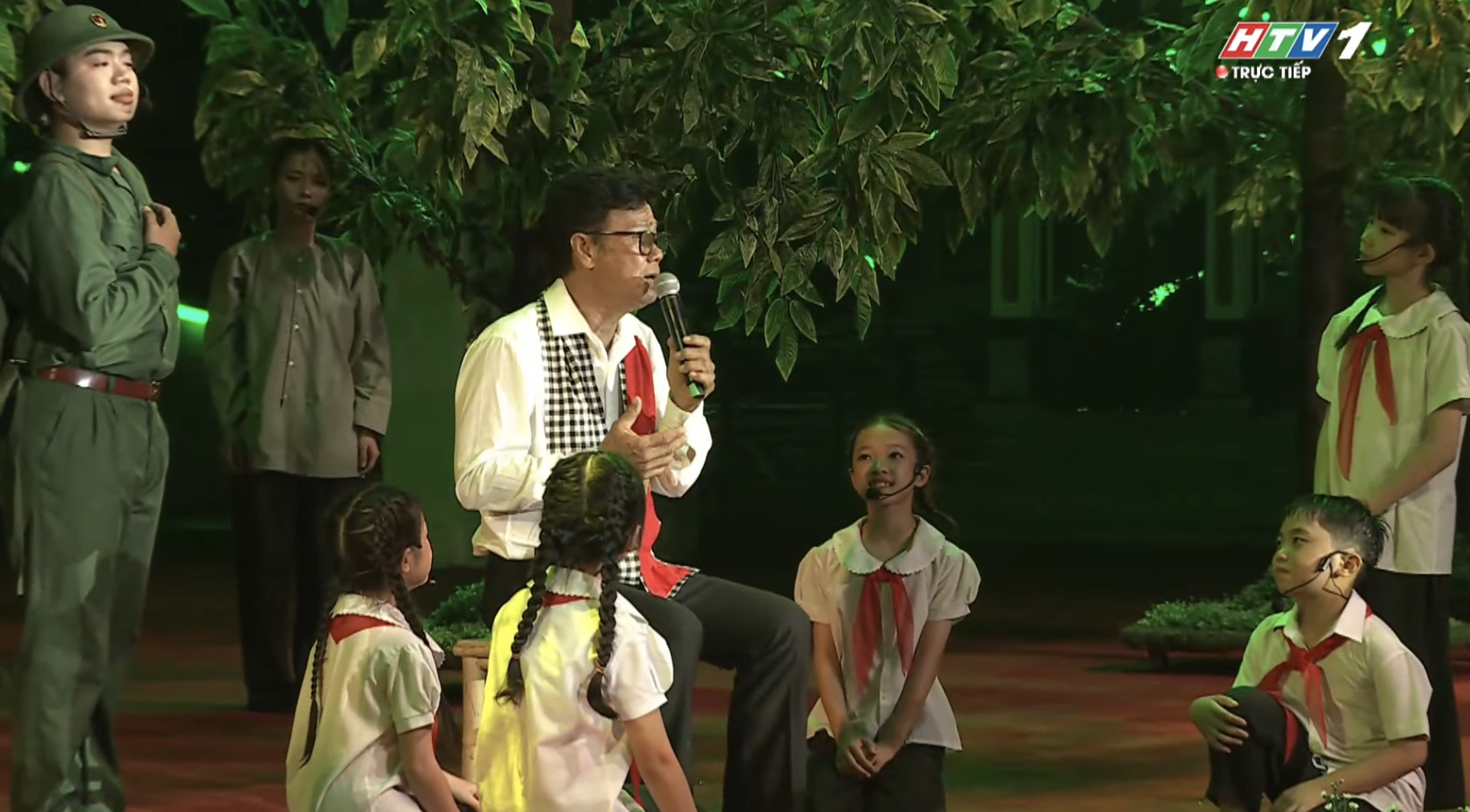NSƯT Lê Thiện, Tố My gây xúc động trong chương trình nghệ thuật 'Khúc tri ân'- Ảnh 7.