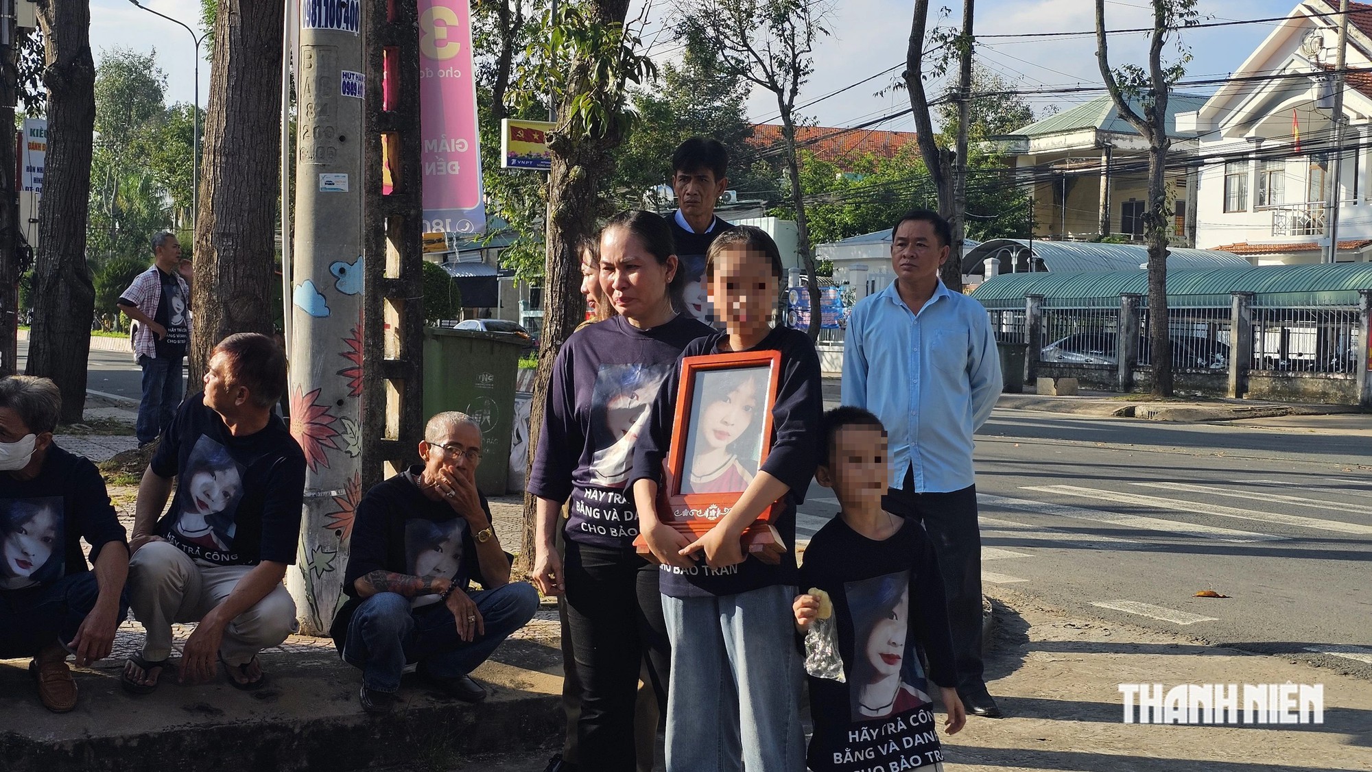 Vụ nữ sinh Vĩnh Long tử vong: An ninh siết chặt tại phiên tòa lần 3- Ảnh 5.