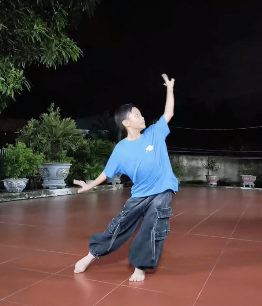 Cậu bé 10 tuổi tự học múa qua mạng - Ảnh 1.