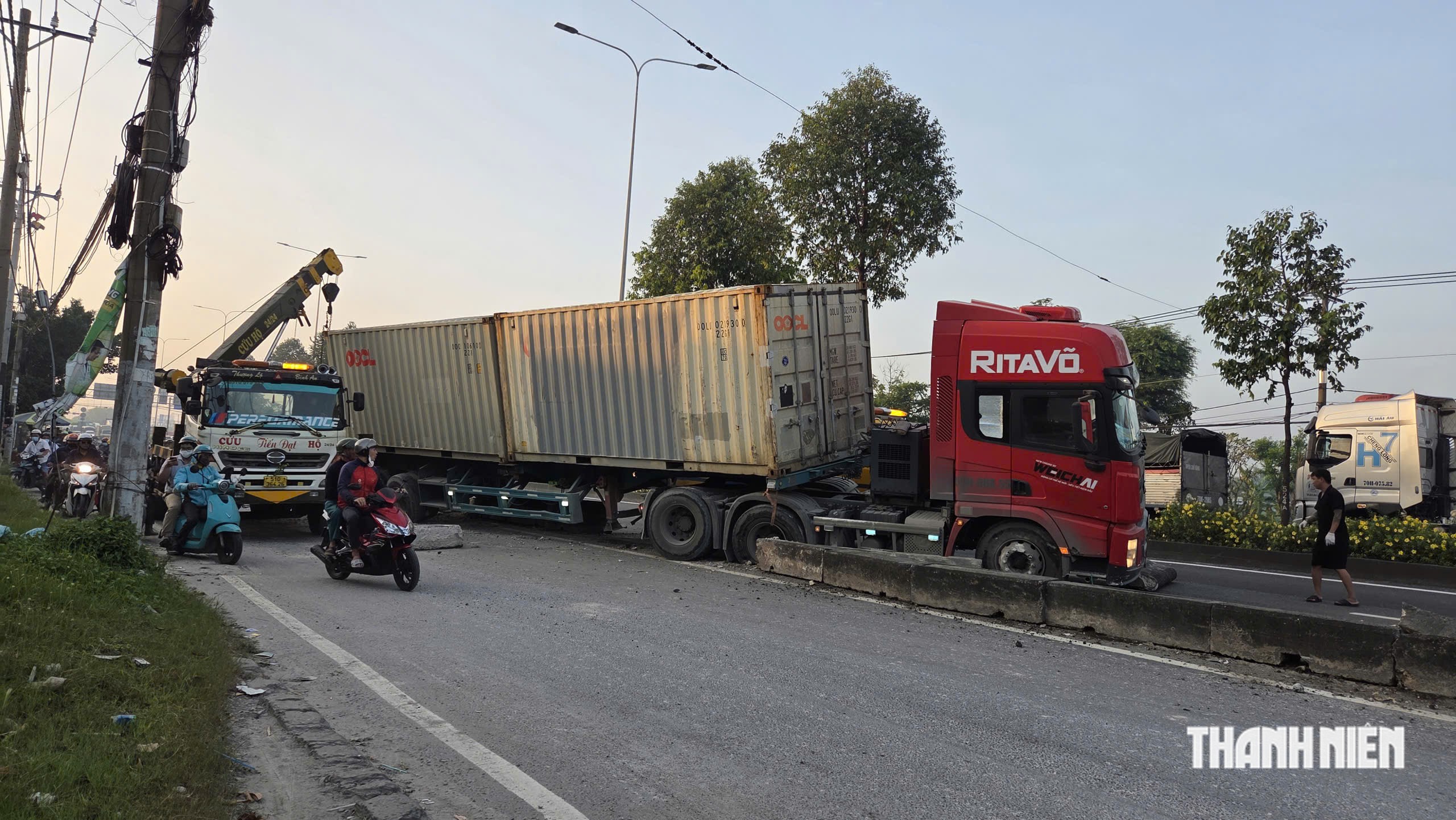 Xe container tông dải phân cách ở Hóc Môn, cửa ngõ tây bắc ùn ứ - Ảnh 1.