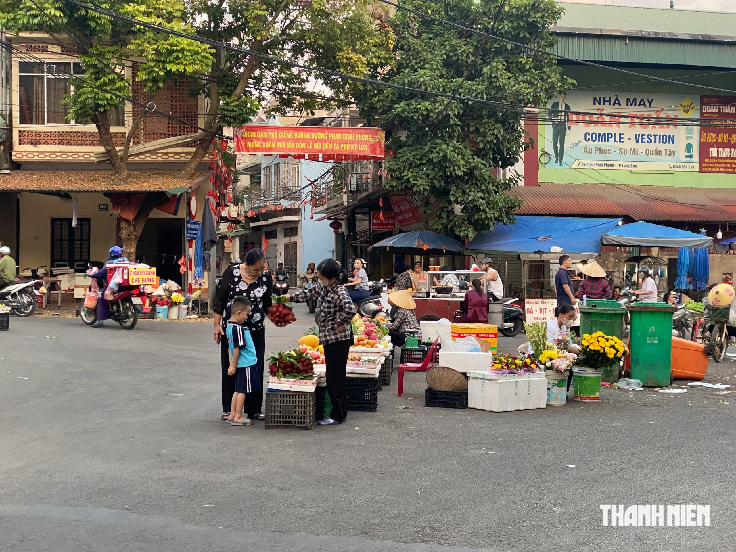 Lạng Sơn: Người dân ra giữa đường bán hàng thay vì đến chợ mới- Ảnh 5.