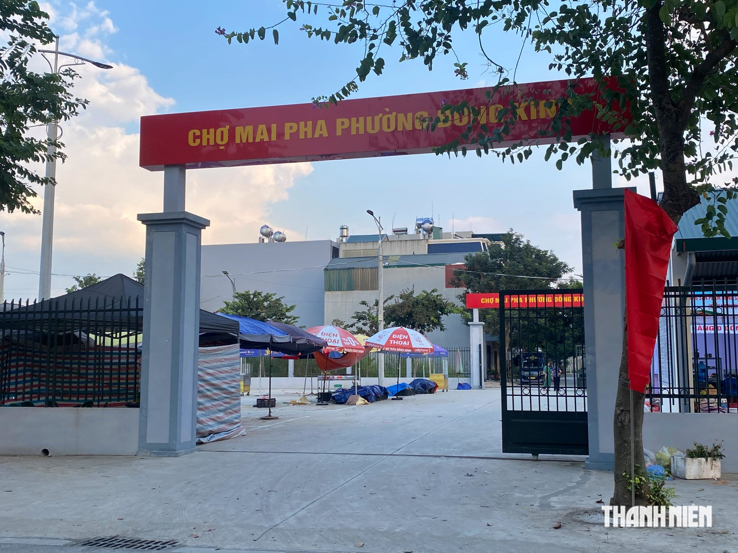Lạng Sơn: Người dân ra giữa đường bán hàng thay vì đến chợ mới- Ảnh 6.