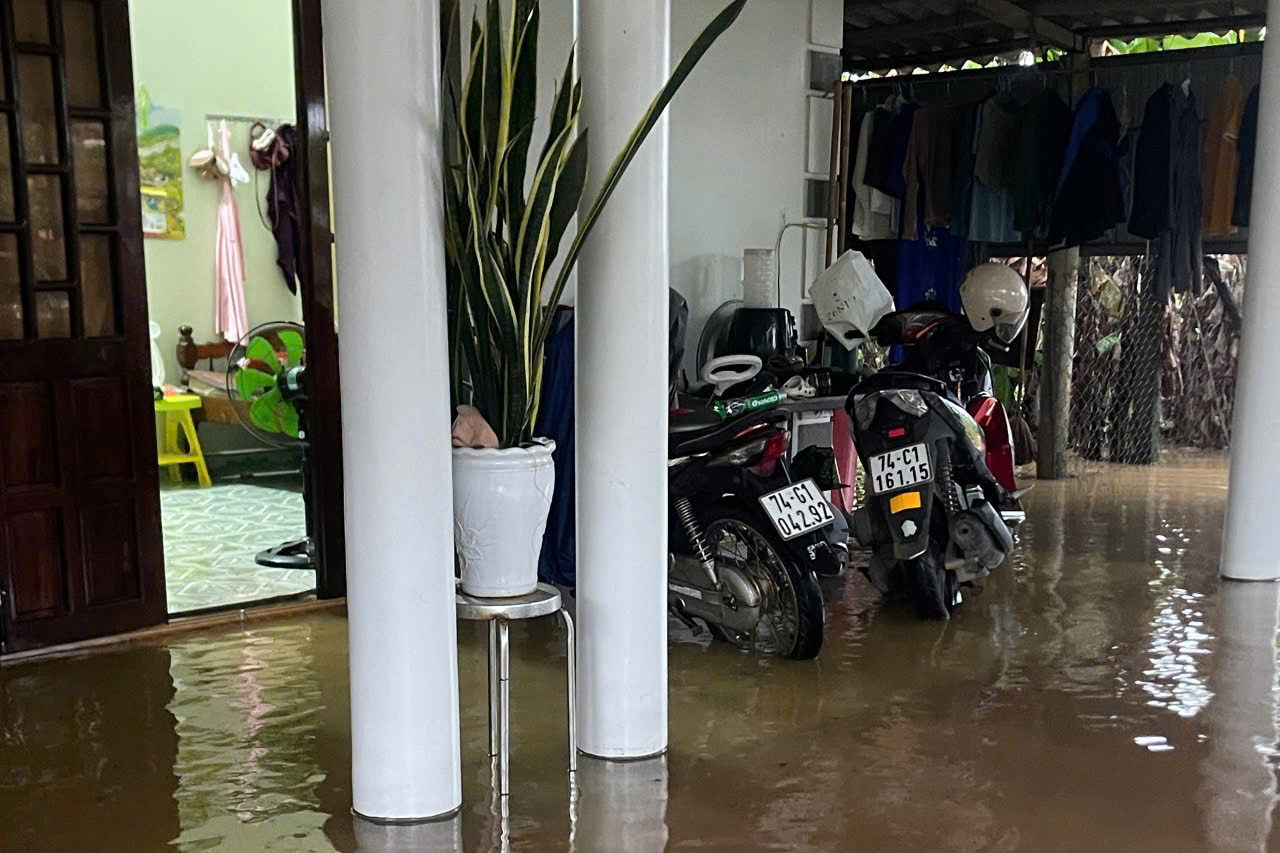 Sống khổ bên cao tốc ở Quảng Trị: 'Trước đây chưa bao giờ ngập như thế!'- Ảnh 2.