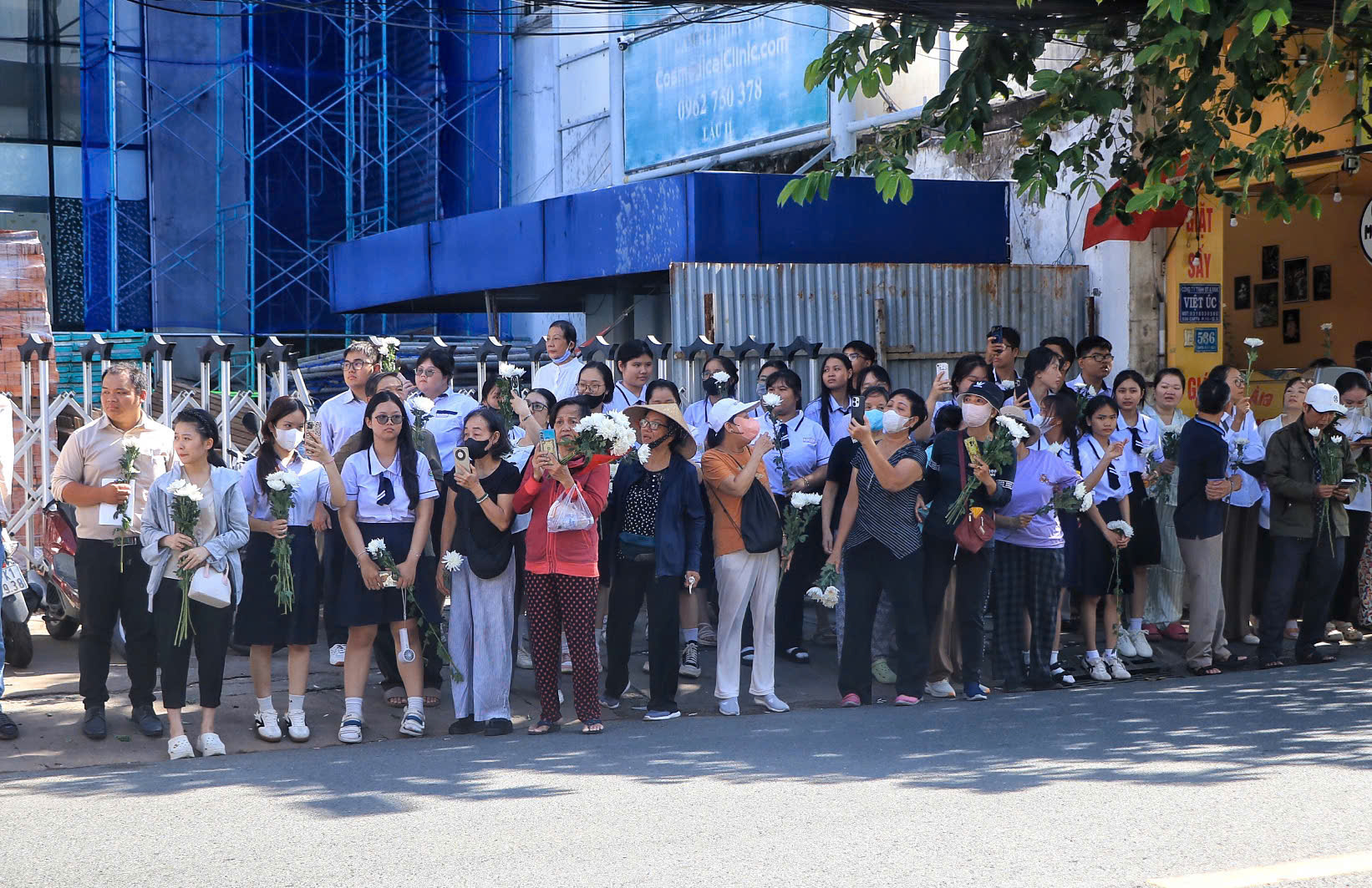 Người trẻ TP.HCM cầm hoa trắng, trang nghiêm tiễn đưa 731 liệt sĩ - Ảnh 7.