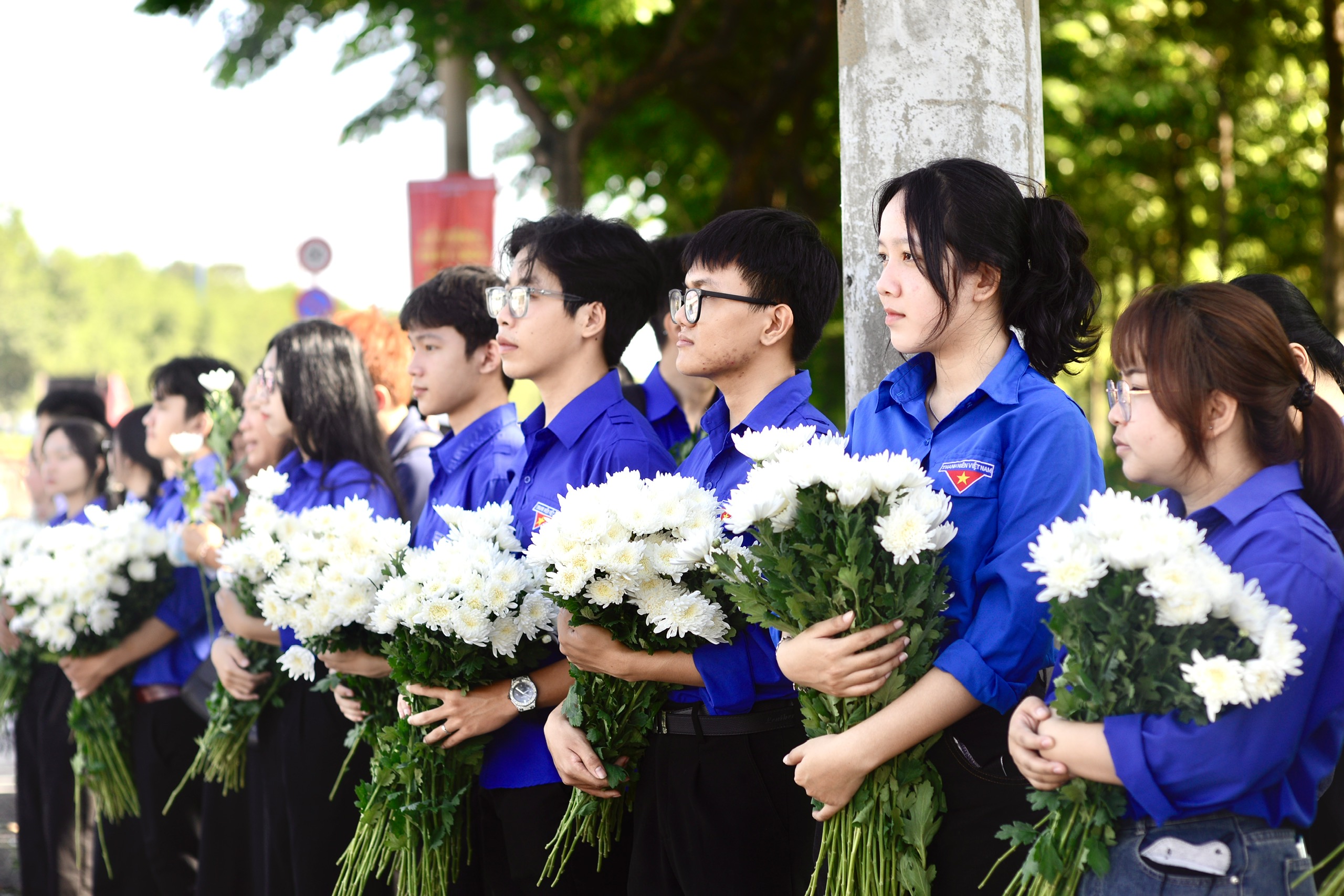 Người trẻ TP.HCM cầm hoa trắng, trang nghiêm tiễn đưa 731 liệt sĩ - Ảnh 11.
