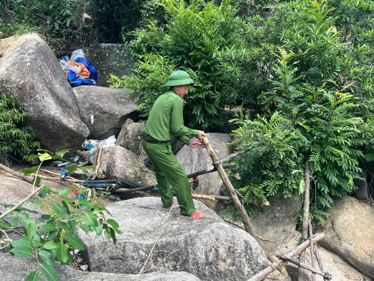 Thực hư tin đồn 'nước thánh' chữa bệnh ở hồ Đá Xẻ- Ảnh 5.