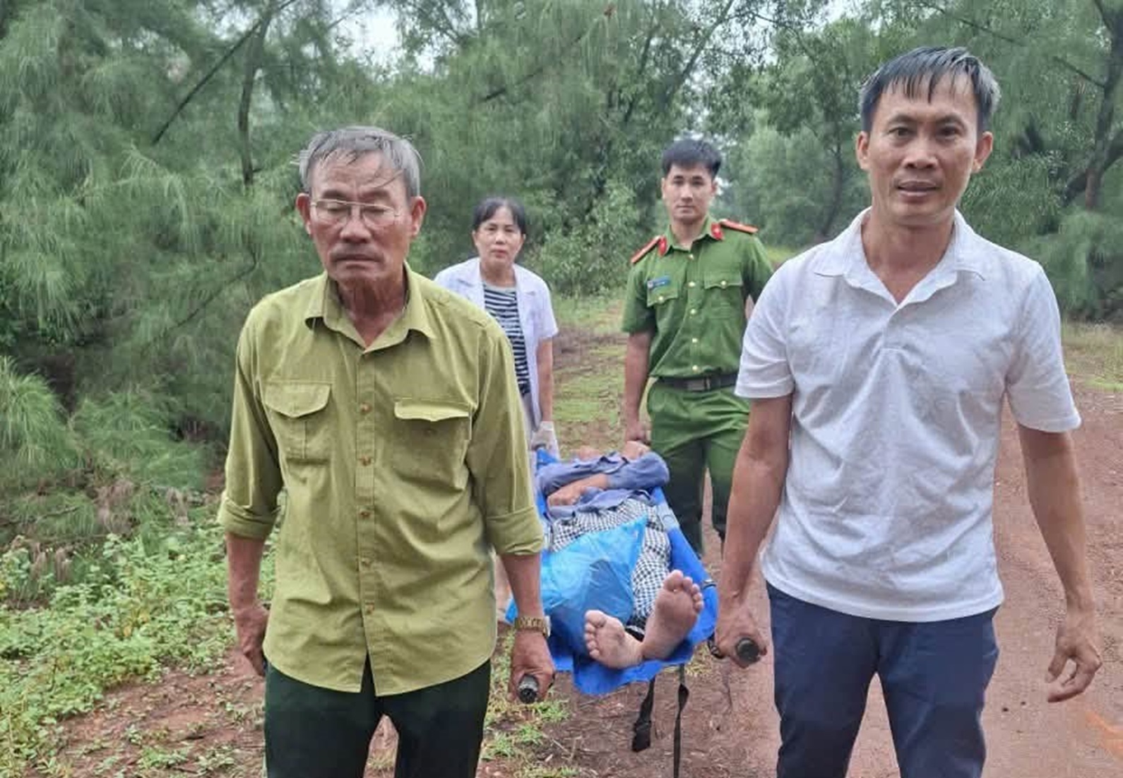 Phát hiện người đàn ông nghi ngộ độc cá nóc, hôn mê trong rừng ở Quảng Trị - Ảnh 1.