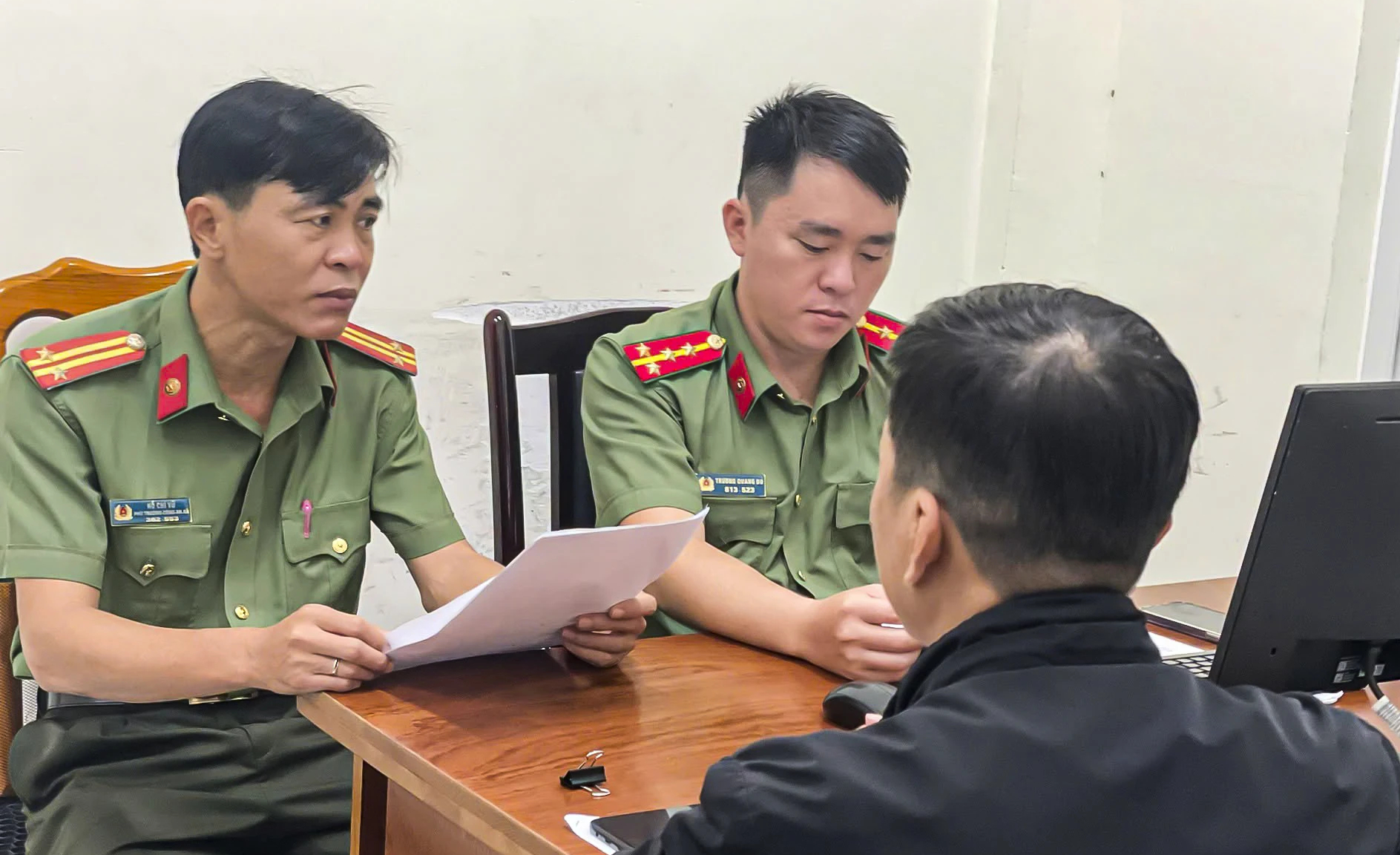 Phạt người đàn ông chuyển tiếp cuộc gọi đòi nợ đến đường dây nóng công an xã - Ảnh 1.
