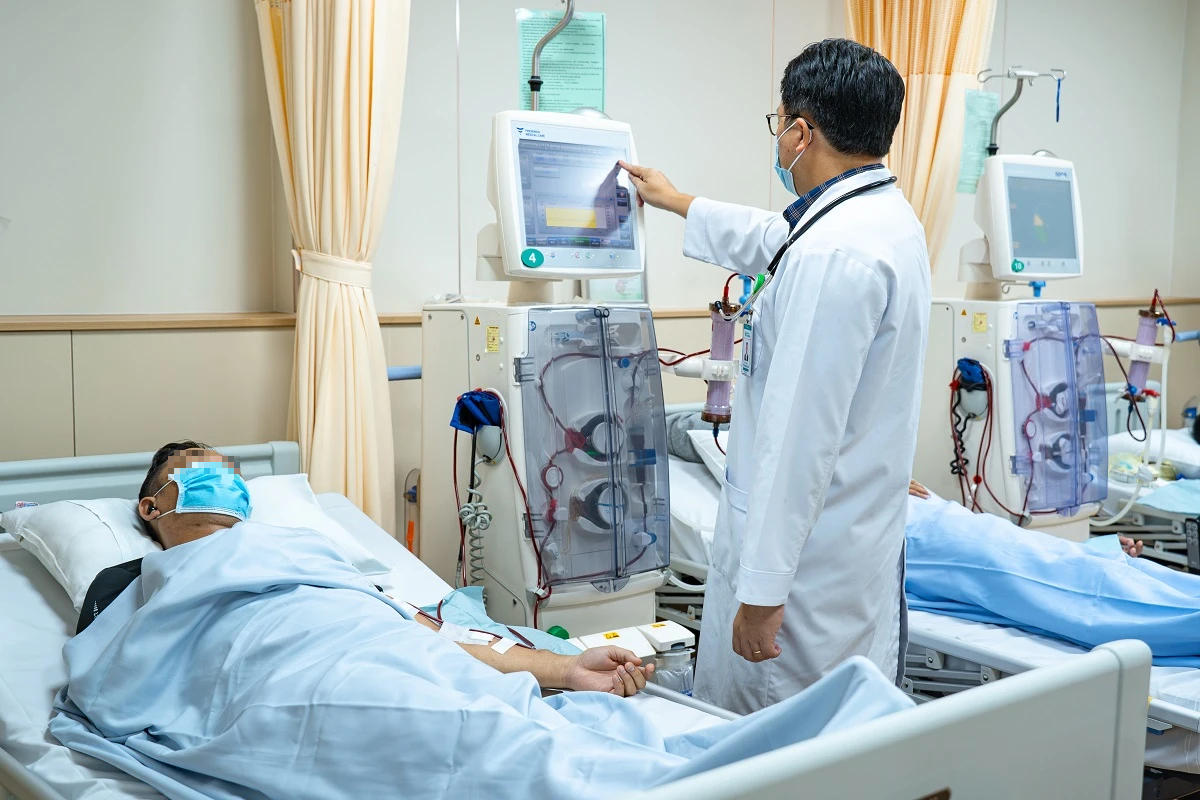 Bác sĩ: Vì sao người chạy thận nhiều năm bị ngứa da, đau nhức xương khớp? - Ảnh 2.