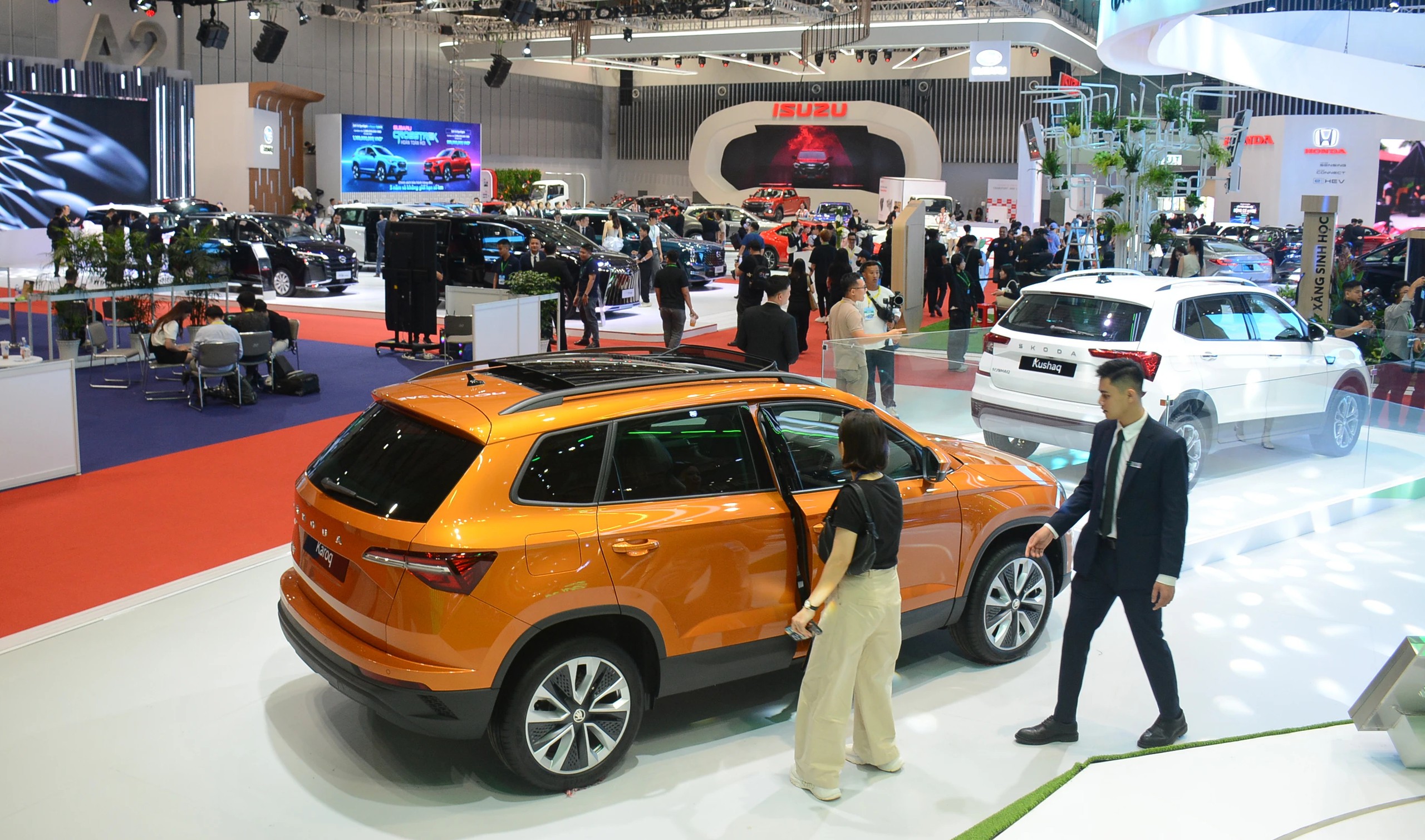 Thị trường ô tô tìm lại nhịp tăng trưởng, người Việt ngày càng chuộng xe điện, hybrid