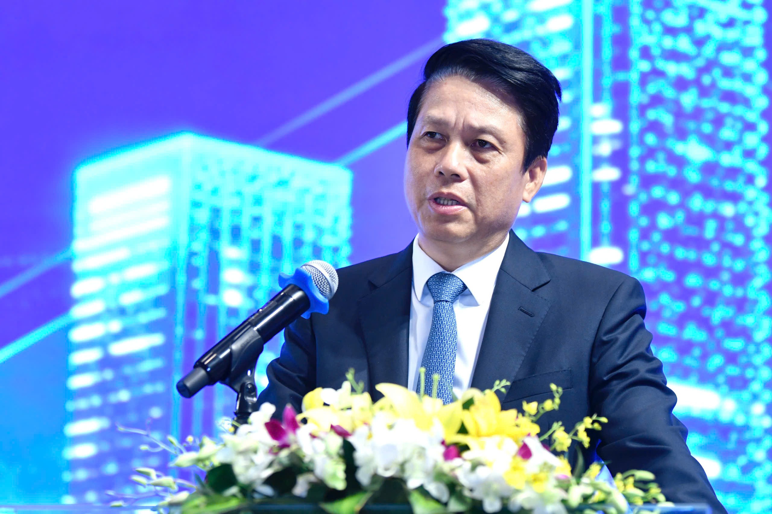 Người dân không phải xếp hàng thanh toán viện phí, quét mã QR tại bàn bác sĩ - Ảnh 3.