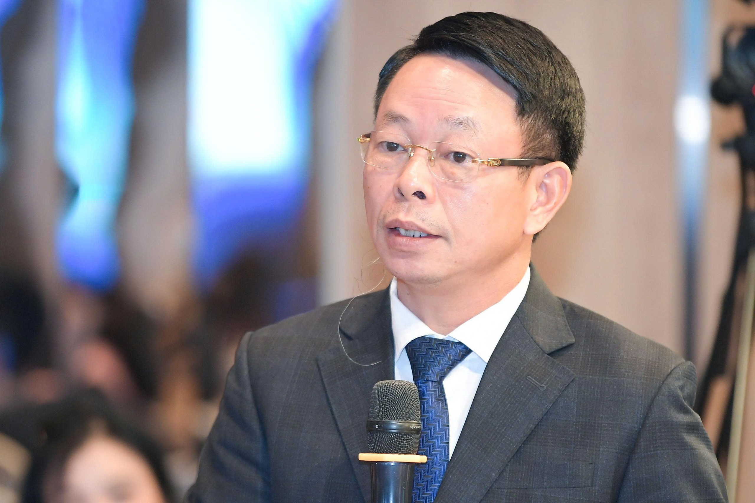 Người dân không phải xếp hàng thanh toán viện phí, quét mã QR tại bàn bác sĩ - Ảnh 2.
