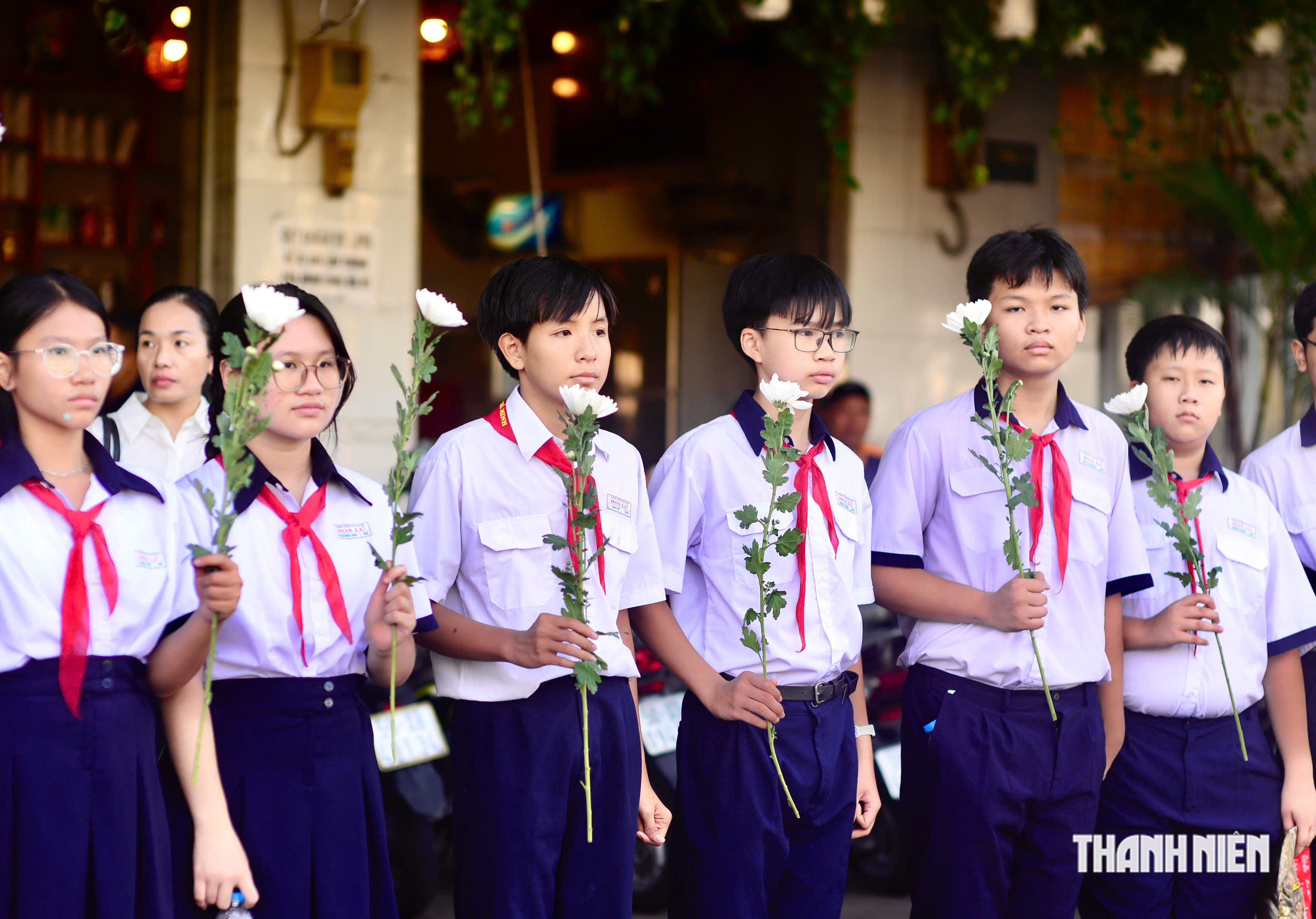 Người trẻ TP.HCM cầm hoa trắng, trang nghiêm tiễn đưa 731 liệt sĩ - Ảnh 10.