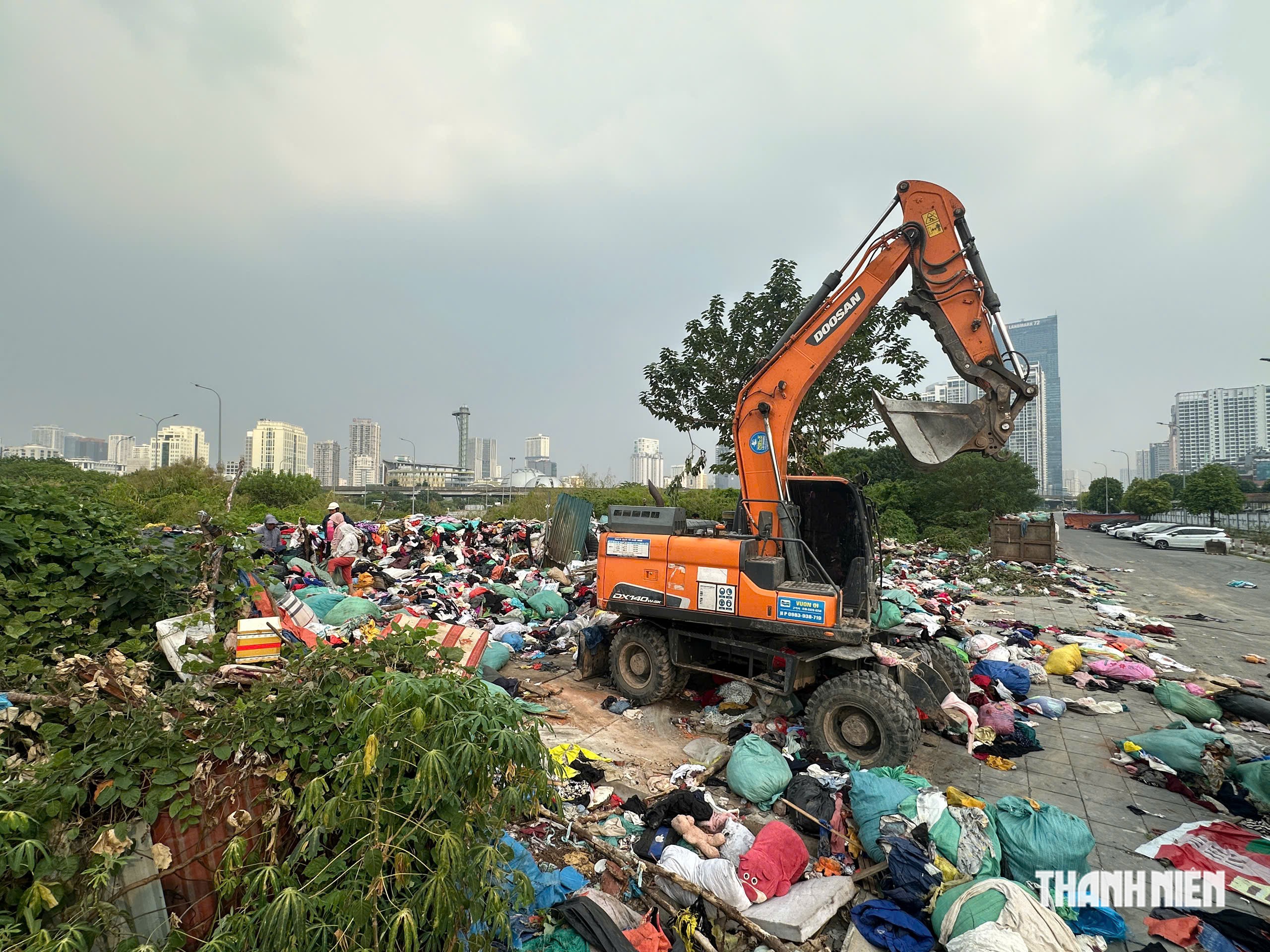 'Núi' quần áo tại đường nối Phạm Hùng - Lê Đức Thọ được xử lý - Ảnh 1.