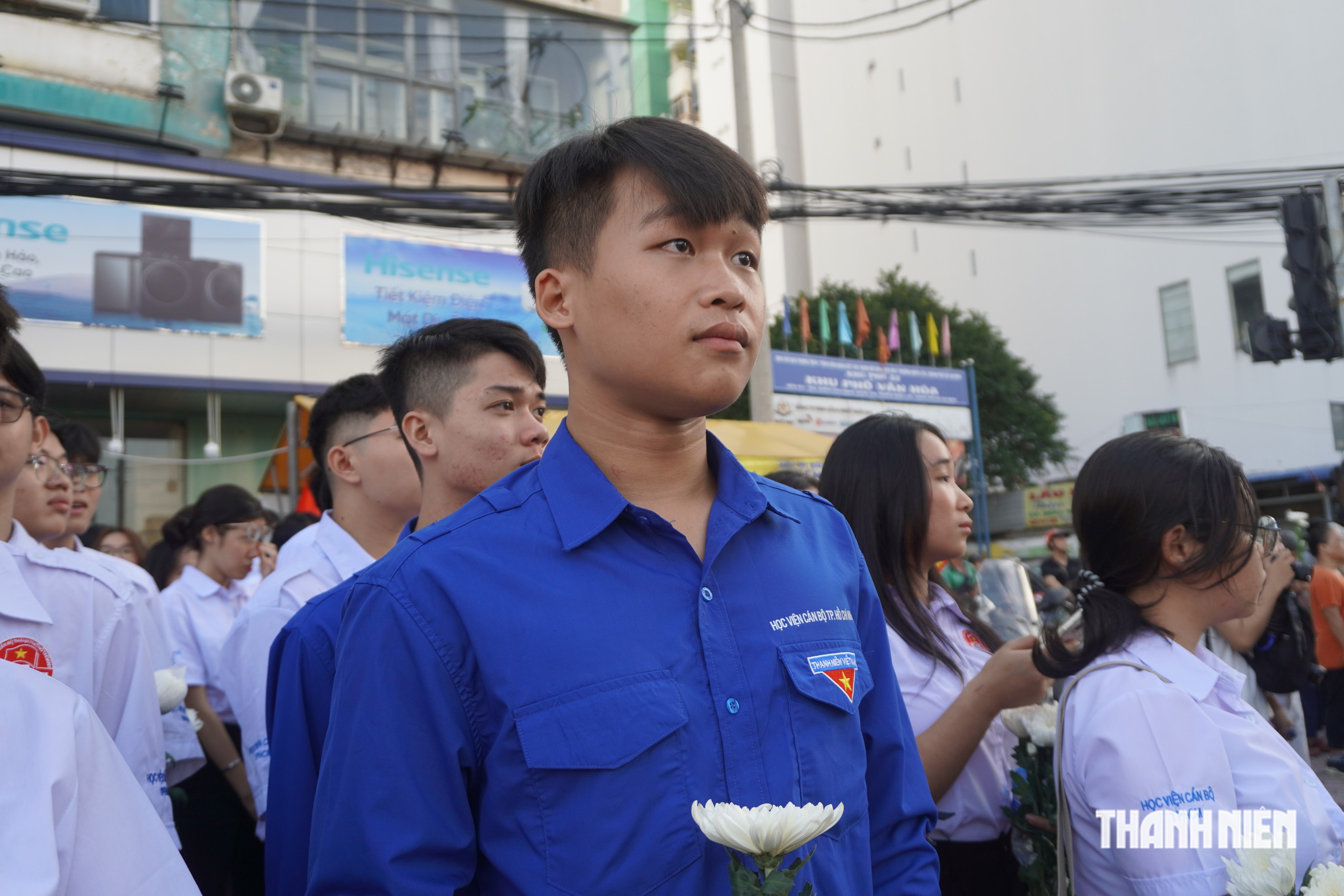 Nghẹn lòng tiễn đưa các liệt sĩ công viên Lê Thị Riêng - Ảnh 8.