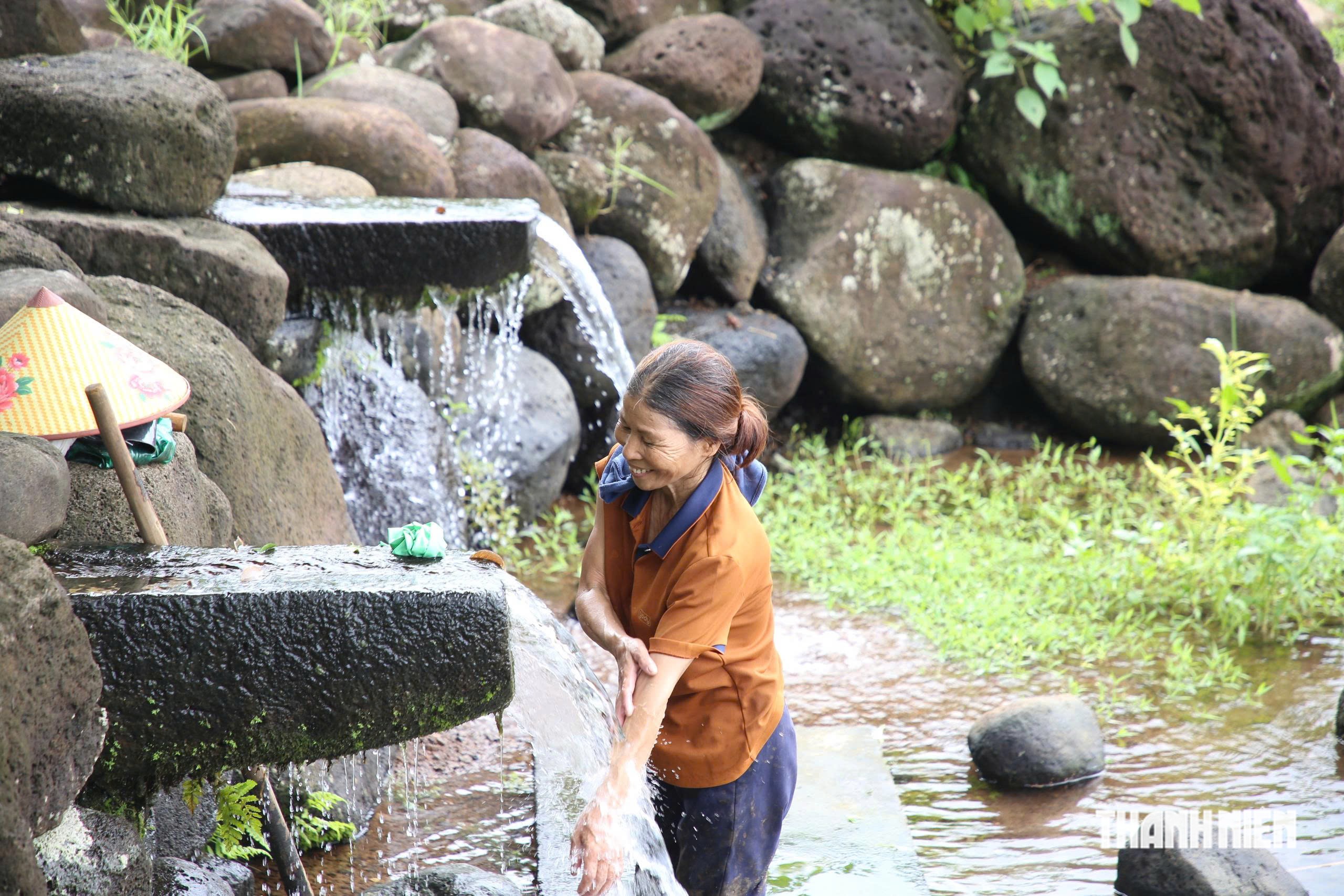 Mối lương duyên 'độc nhất vô nhị' giữa giếng cổ Chăm ngàn năm và loại rau lạ- Ảnh 7.