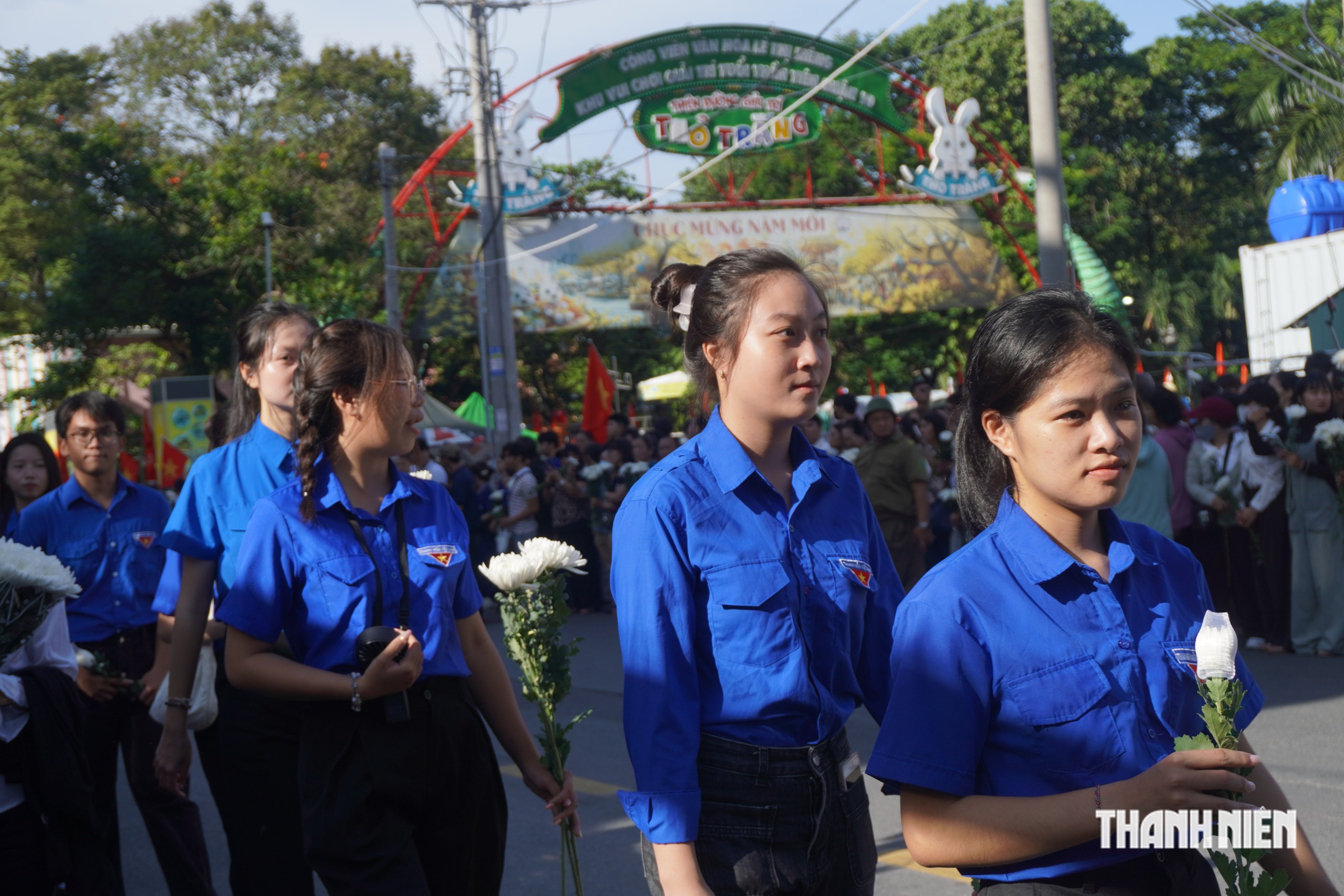 Nghẹn lòng tiễn đưa các liệt sĩ công viên Lê Thị Riêng - Ảnh 7.