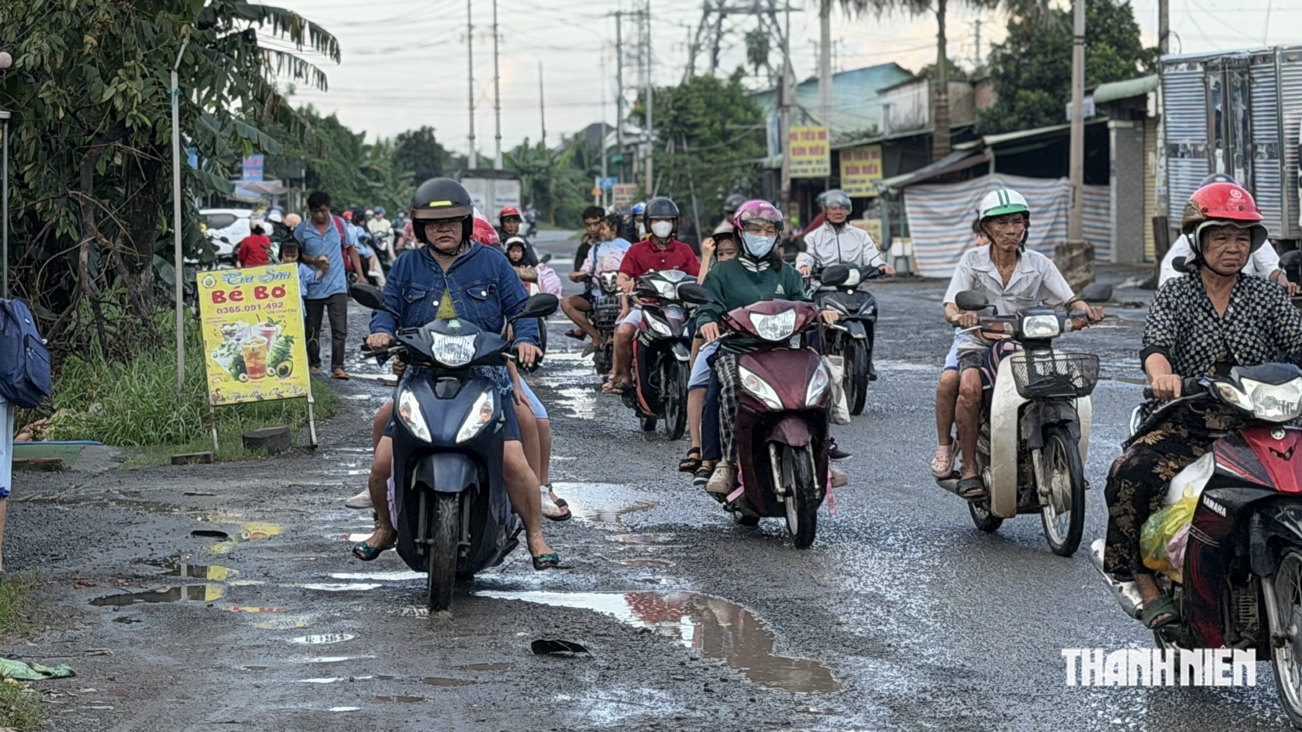 Đường BOT hư hỏng nặng học sinh len lỏi qua ổ voi, vũng xình đến trường - Ảnh 7.