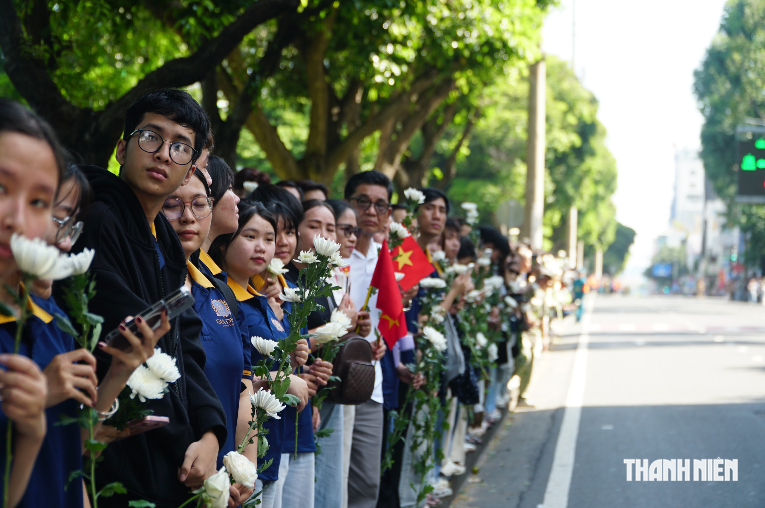 Người trẻ TP.HCM cầm hoa trắng, trang nghiêm tiễn đưa 731 liệt sĩ - Ảnh 2.