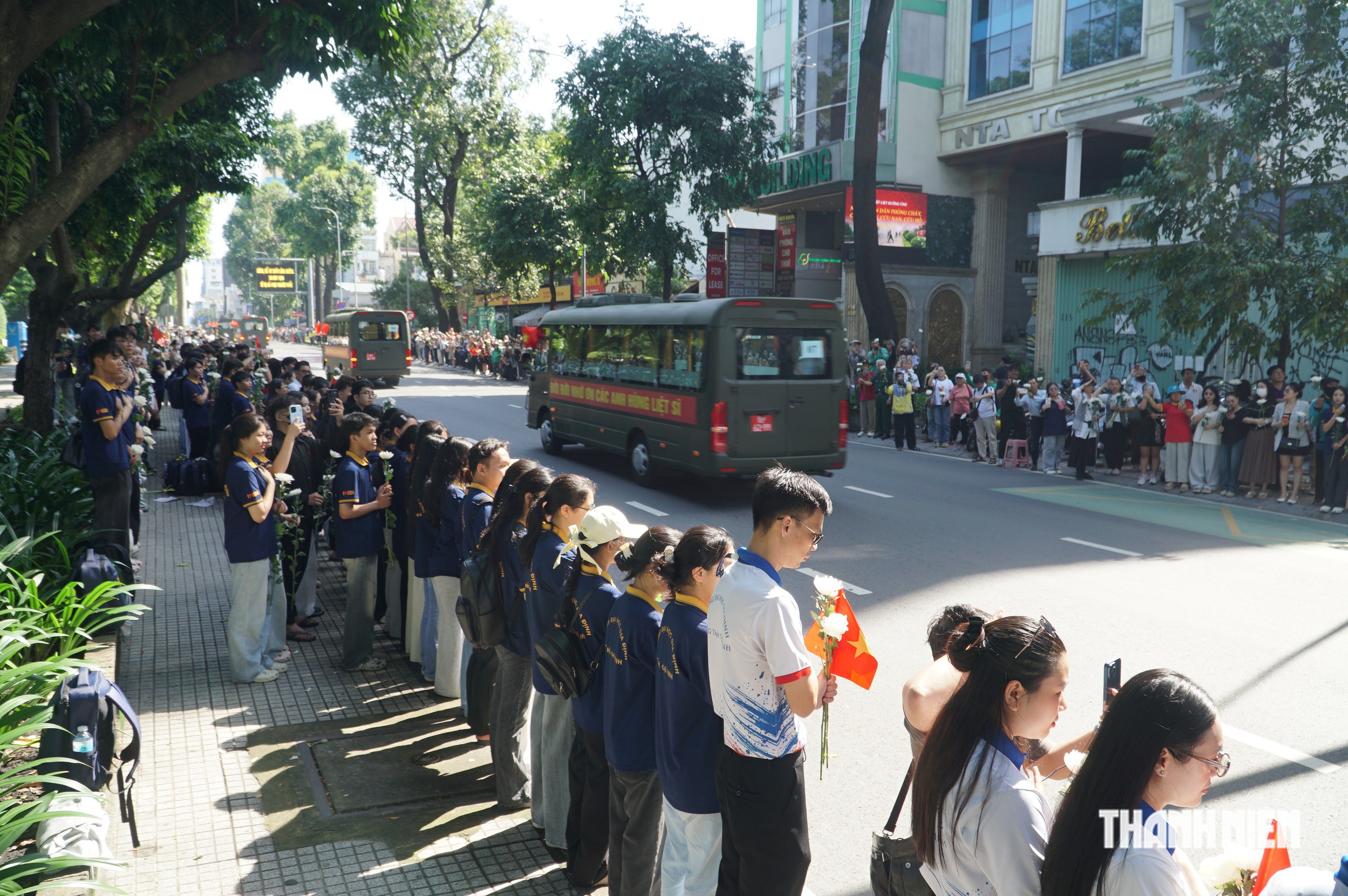 Người trẻ TP.HCM cầm hoa trắng, trang nghiêm tiễn đưa 731 liệt sĩ - Ảnh 4.