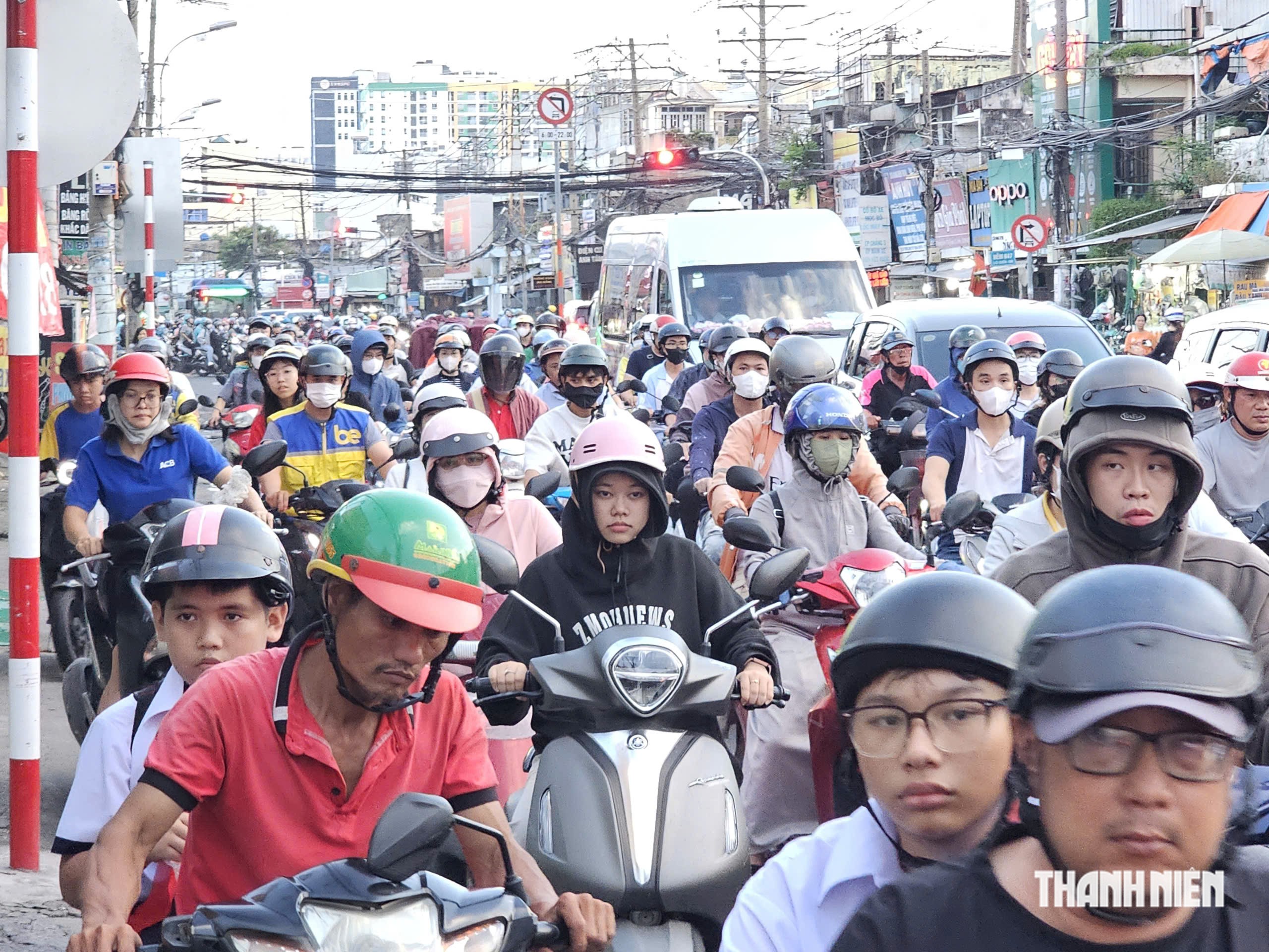 Mệt mỏi cảnh &ugrave;n tắc đường Trường Chinh, Cộng H&ograve;a, v&agrave;i trăm m&eacute;t đi m&atilde;i kh&ocirc;ng xong - Ảnh 2.