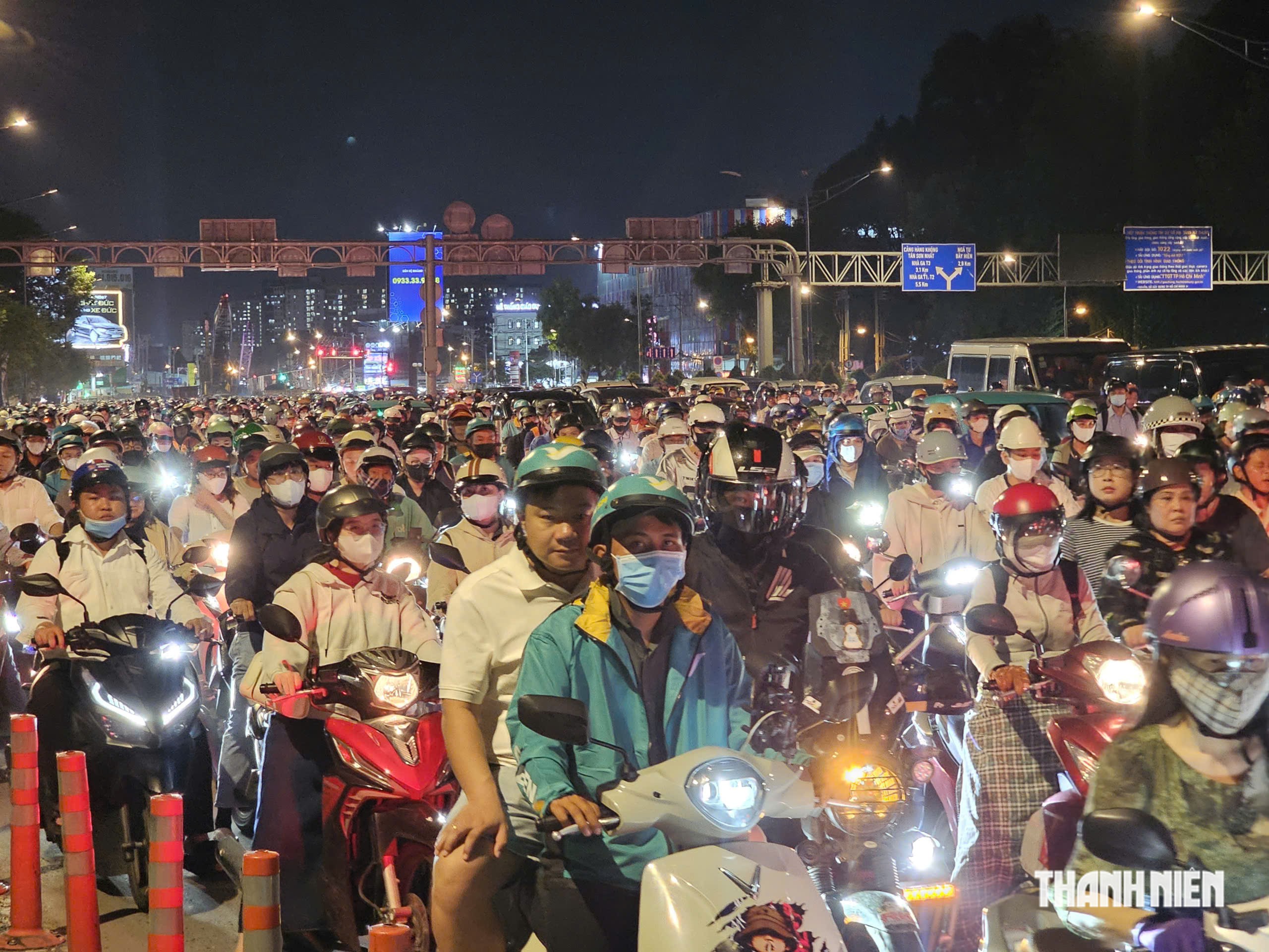 Mệt mỏi cảnh &ugrave;n tắc đường Trường Chinh, Cộng H&ograve;a, v&agrave;i trăm m&eacute;t đi m&atilde;i kh&ocirc;ng xong - Ảnh 1.
