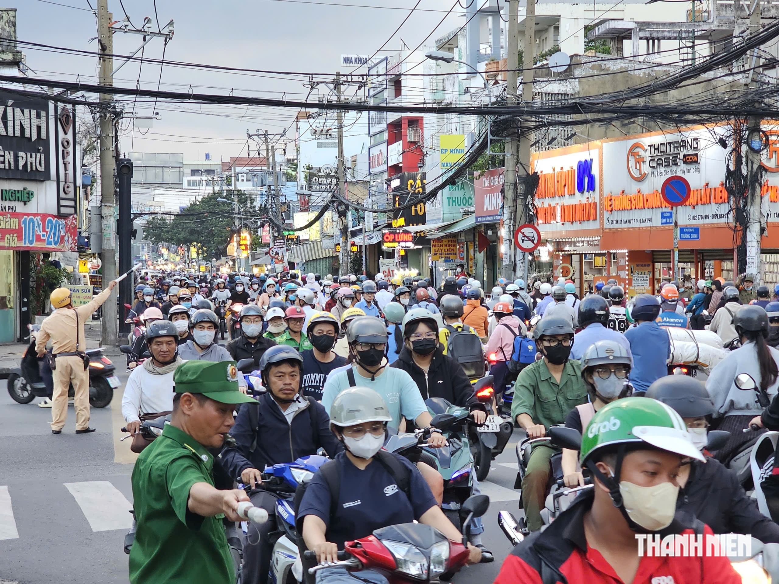 Mệt mỏi cảnh &ugrave;n tắc đường Trường Chinh, Cộng H&ograve;a, v&agrave;i trăm m&eacute;t đi m&atilde;i kh&ocirc;ng xong - Ảnh 3.
