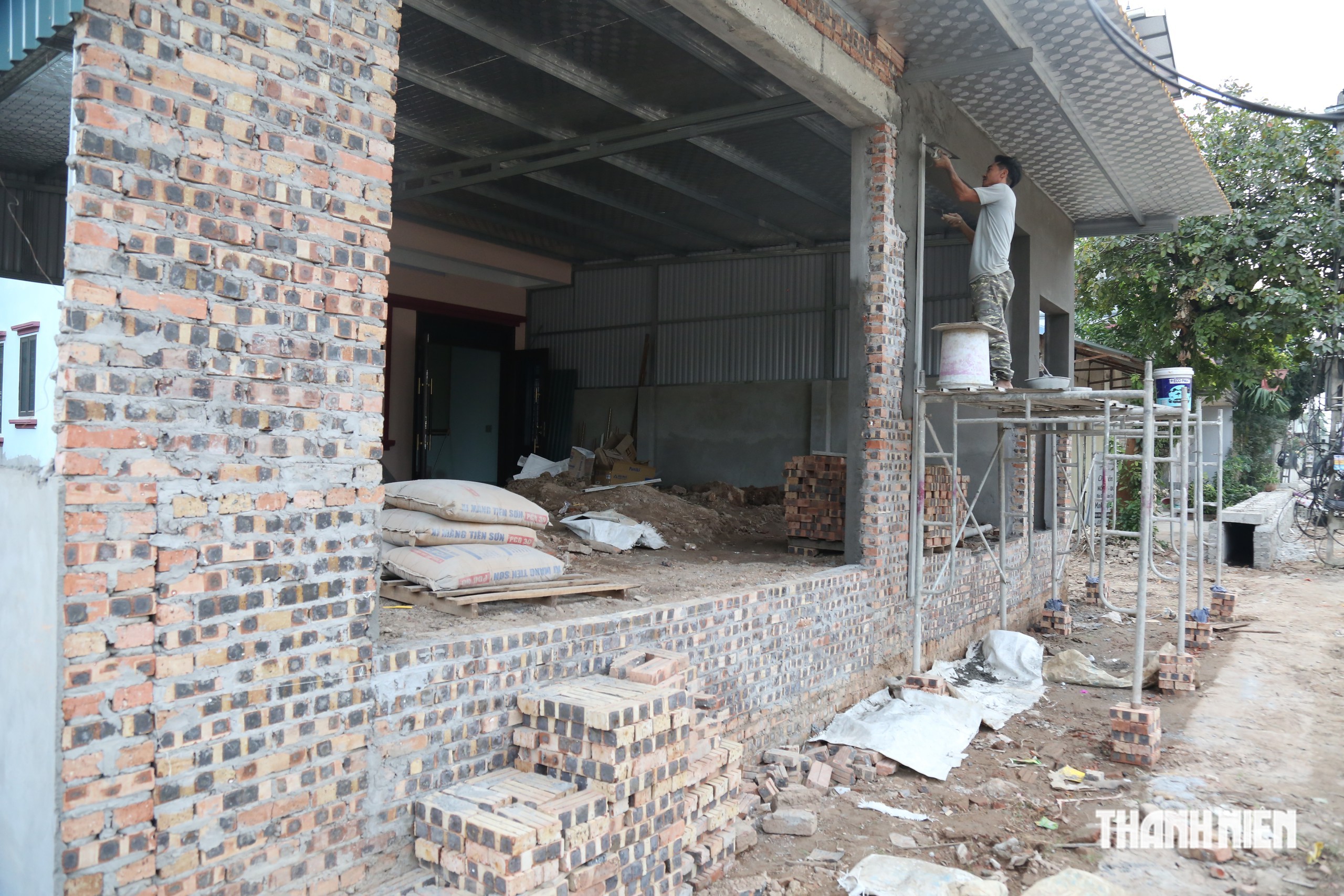 R&atilde;nh tho&aacute;t nước cao hơn mặt đường cả m&eacute;t, người d&acirc;n bắc cầu v&agrave;o nh&agrave;- Ảnh 3.