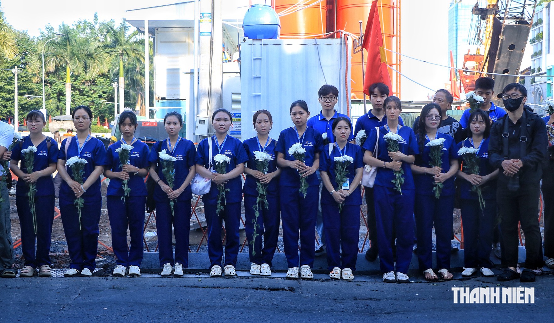 Người đ&agrave;n &ocirc;ng khuyết tật ở TP.HCM bỏ việc, cầm hoa trắng đến tiễn liệt sĩ - Ảnh 12.