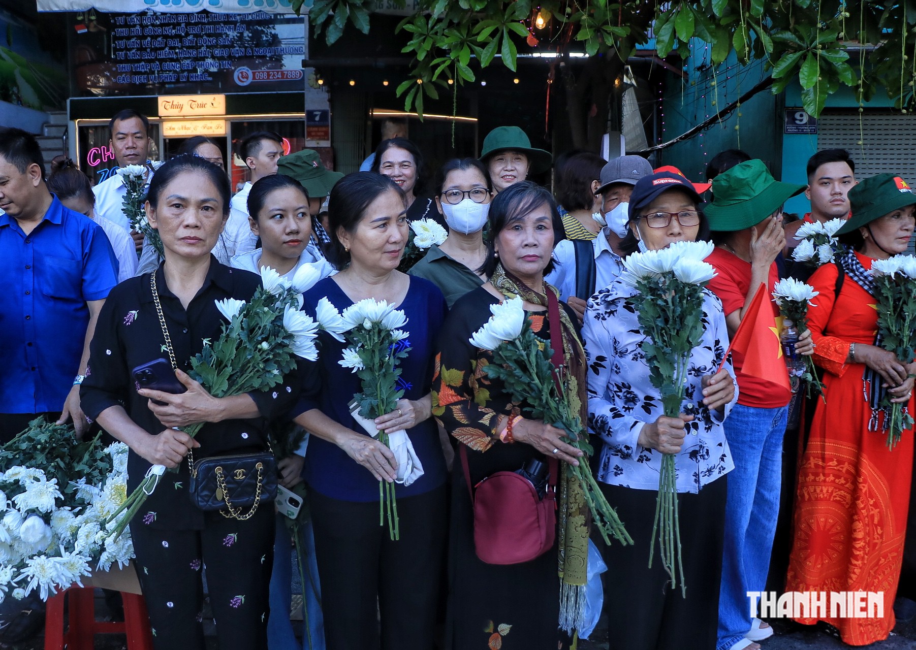Người đ&agrave;n &ocirc;ng khuyết tật ở TP.HCM bỏ việc, cầm hoa trắng đến tiễn liệt sĩ - Ảnh 2.