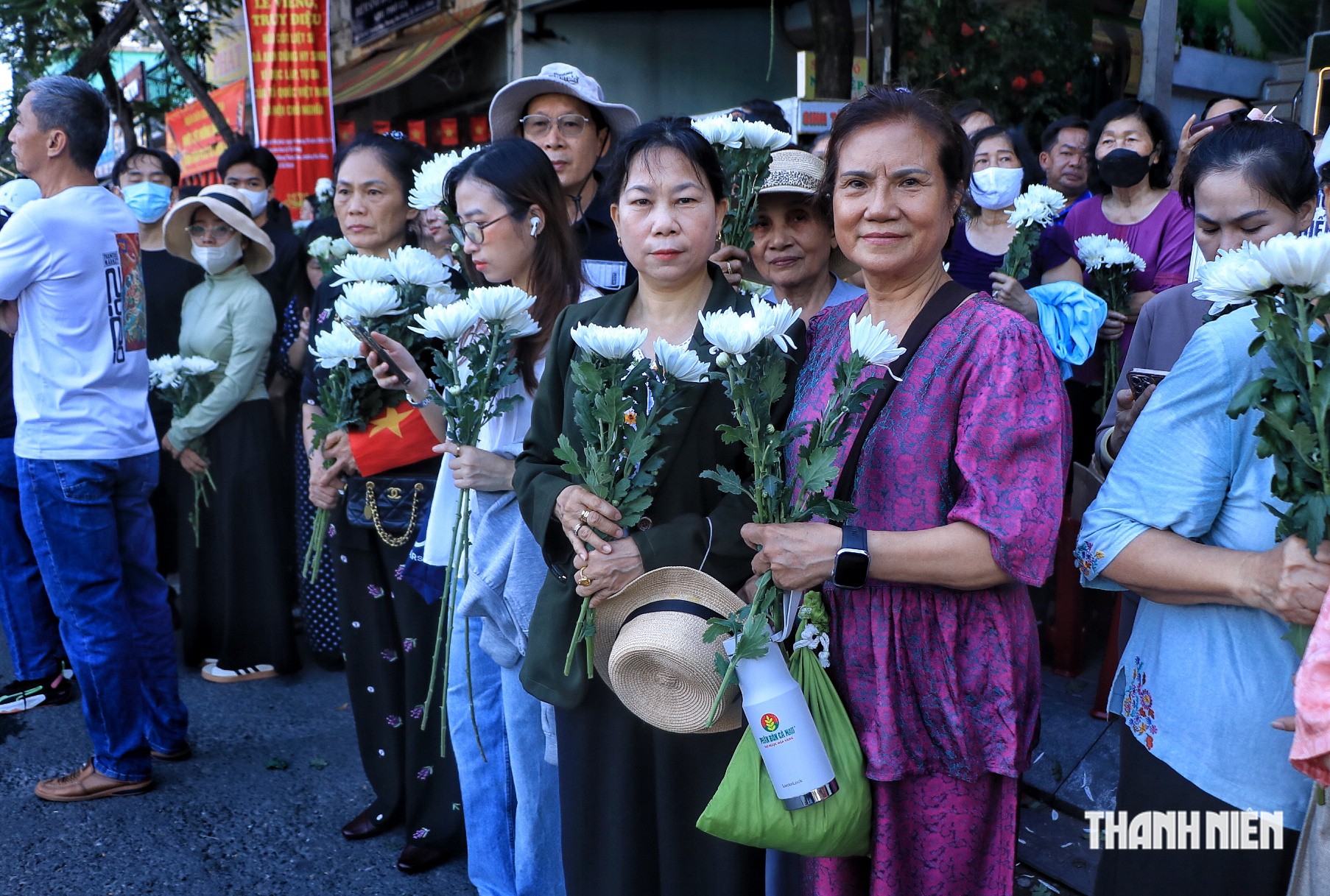 Người đ&agrave;n &ocirc;ng khuyết tật ở TP.HCM bỏ việc, cầm hoa trắng đến tiễn liệt sĩ - Ảnh 7.