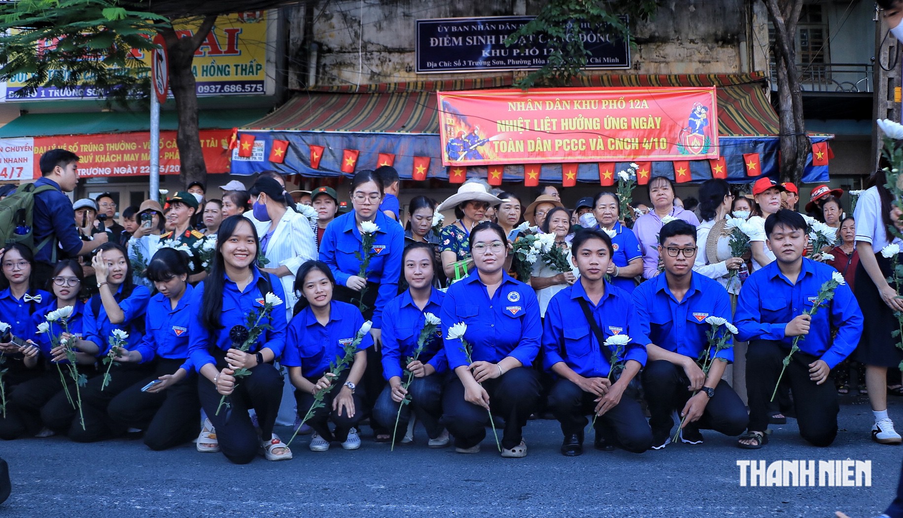 Người đ&agrave;n &ocirc;ng khuyết tật ở TP.HCM bỏ việc, cầm hoa trắng đến tiễn liệt sĩ - Ảnh 8.