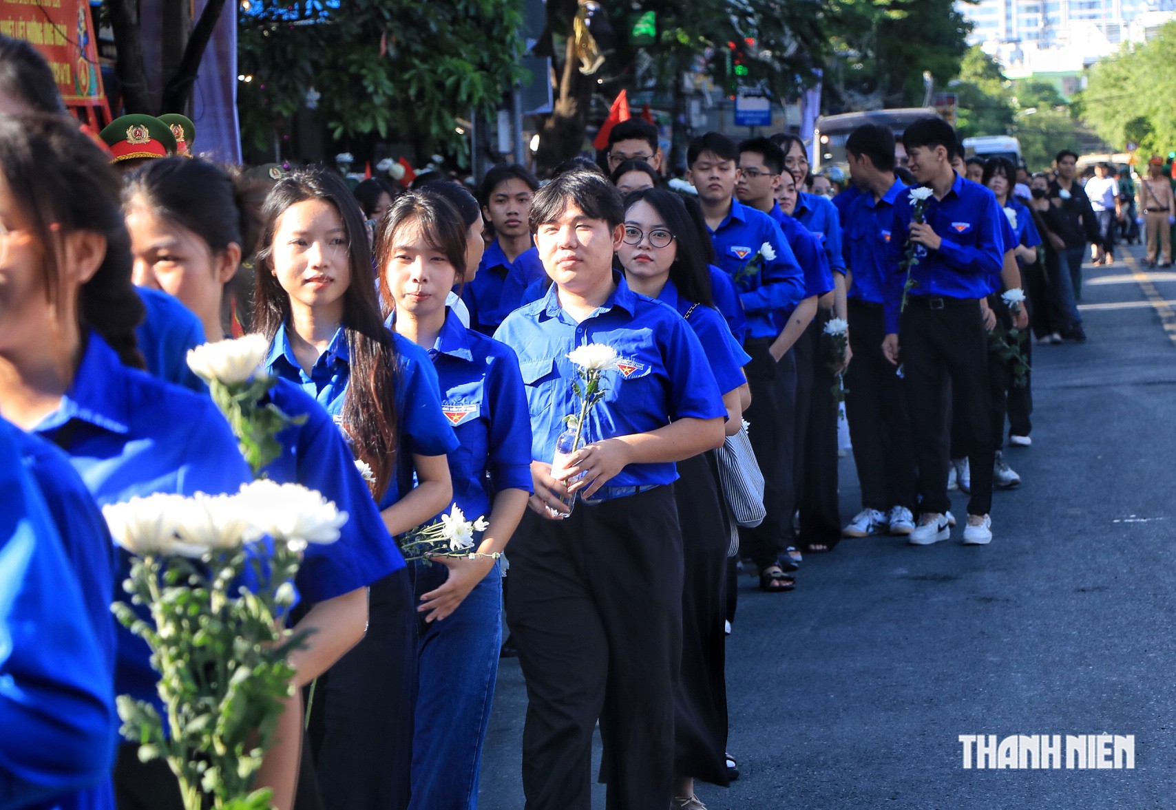 Người đ&agrave;n &ocirc;ng khuyết tật ở TP.HCM bỏ việc, cầm hoa trắng đến tiễn liệt sĩ - Ảnh 9.