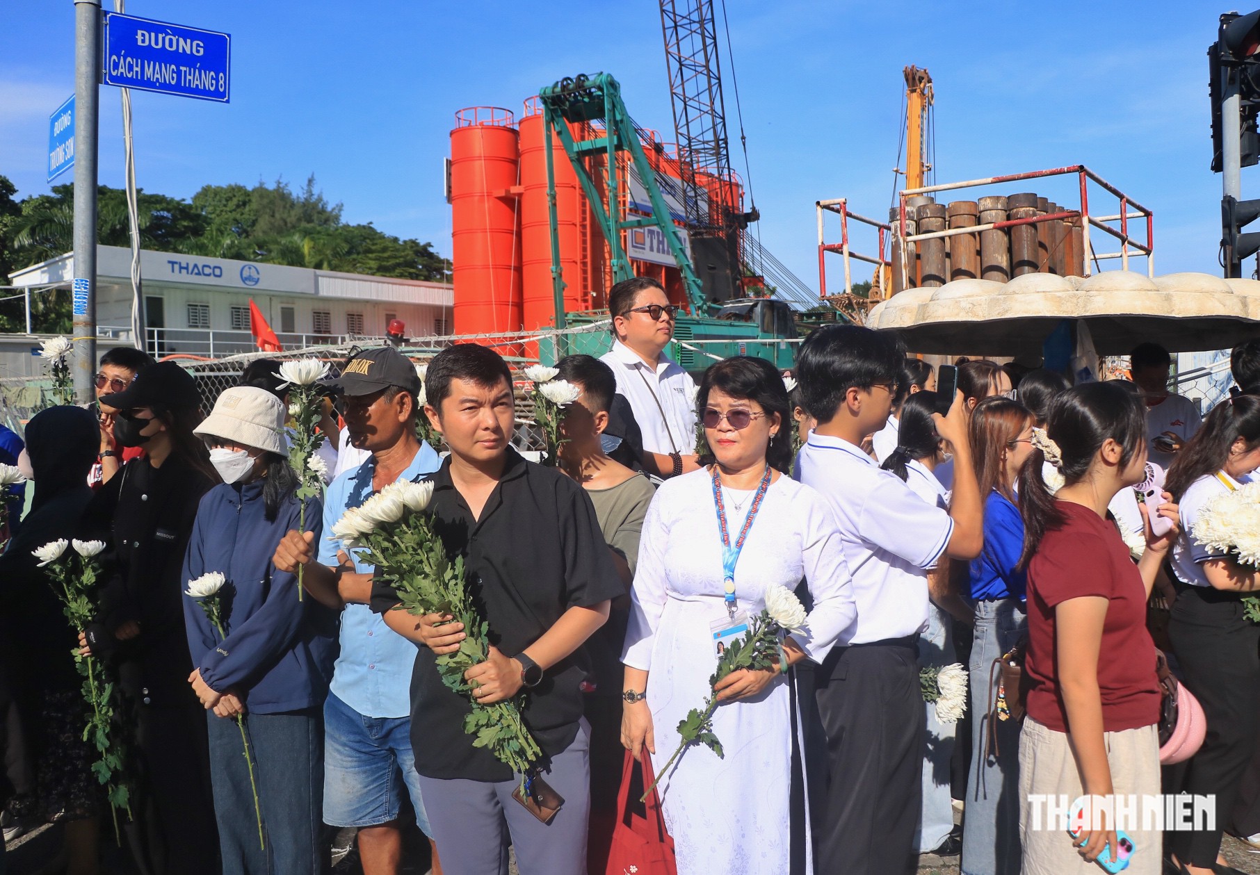 Người đ&agrave;n &ocirc;ng khuyết tật ở TP.HCM bỏ việc, cầm hoa trắng đến tiễn liệt sĩ - Ảnh 3.