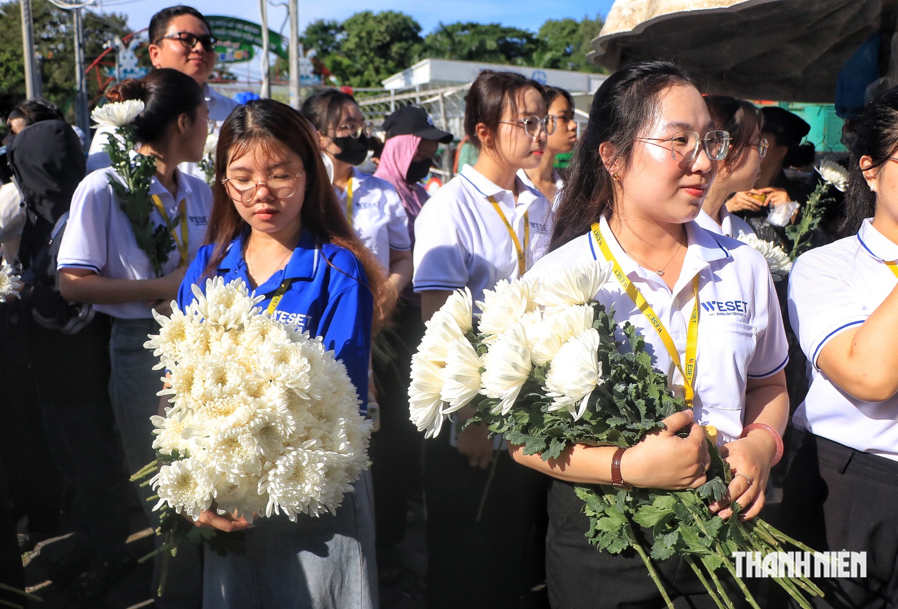 Người đ&agrave;n &ocirc;ng khuyết tật ở TP.HCM bỏ việc, cầm hoa trắng đến tiễn liệt sĩ - Ảnh 10.