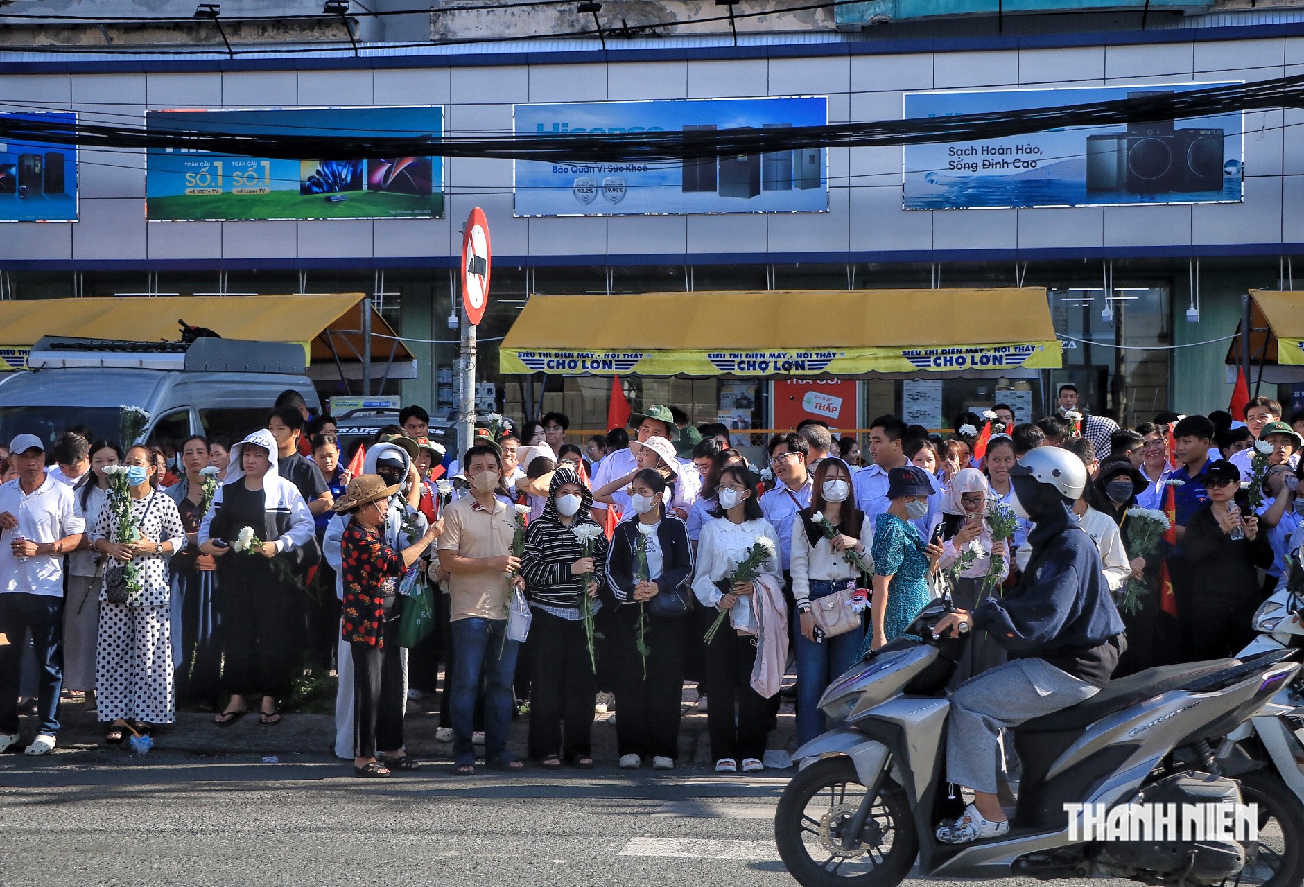 Người đ&agrave;n &ocirc;ng khuyết tật ở TP.HCM bỏ việc, cầm hoa trắng đến tiễn liệt sĩ - Ảnh 1.