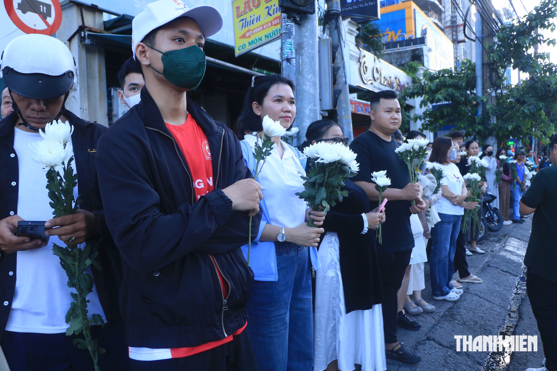 Người đ&agrave;n &ocirc;ng khuyết tật ở TP.HCM bỏ việc, cầm hoa trắng đến tiễn liệt sĩ - Ảnh 6.