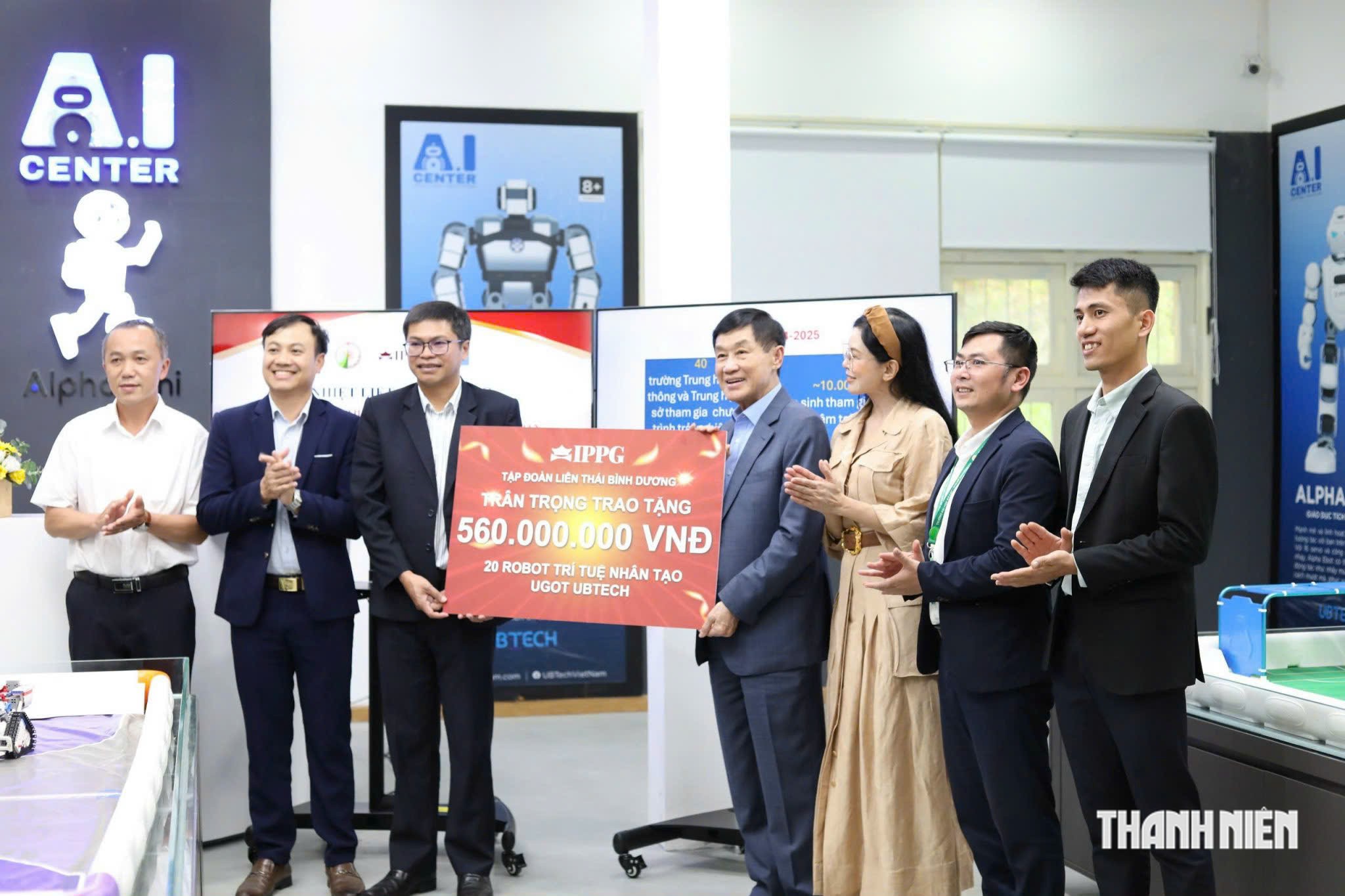 Tỉ phú Johnathan Hạnh Nguyễn: “Tôi sẽ giữ trọn lời hứa giúp đất nước!” - Ảnh 3.