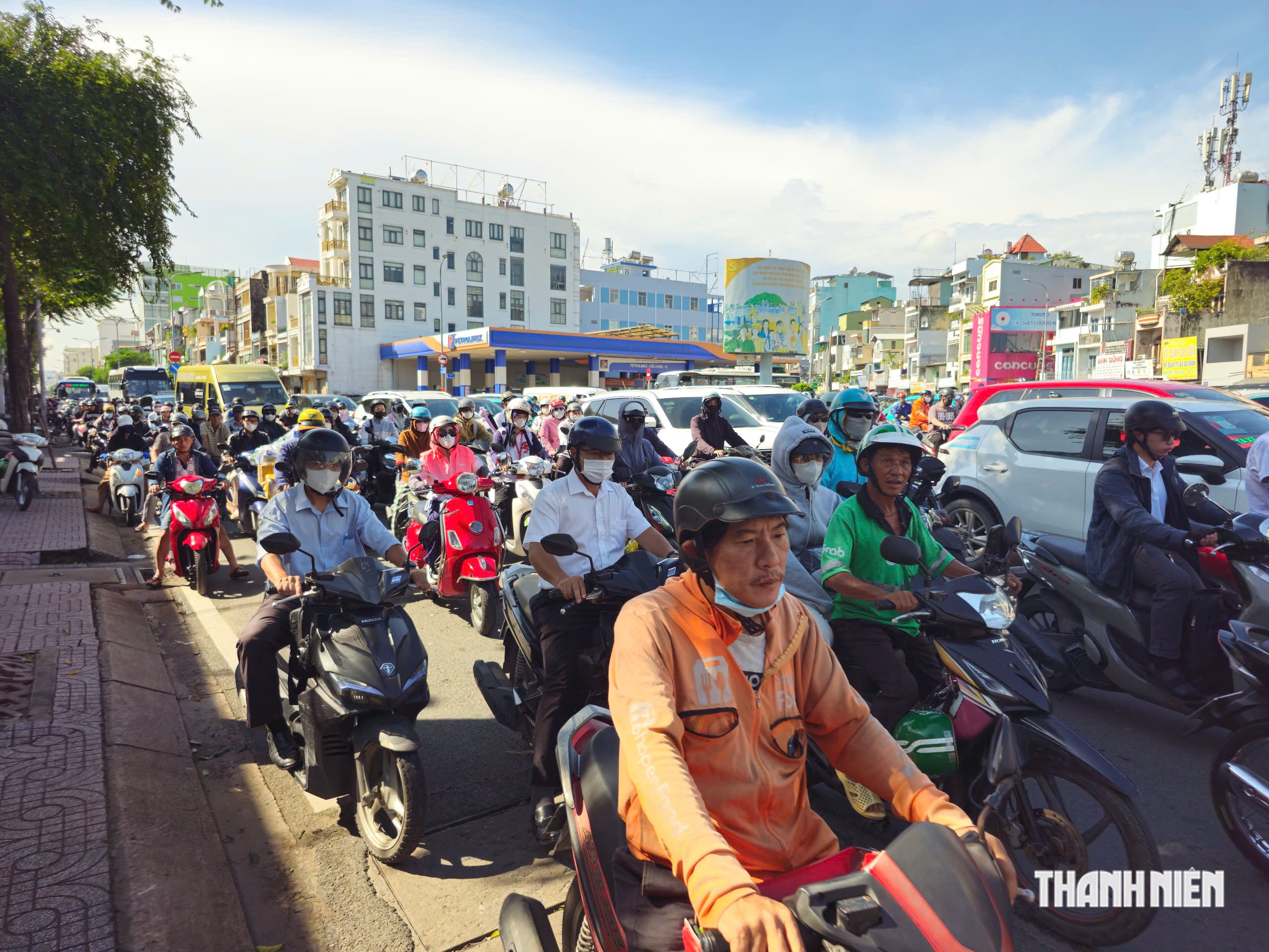 G&otilde; cửa từng xe xin nhường đường đưa người đi cấp cứu gần ng&atilde; tư Bảy Hiền- Ảnh 5.
