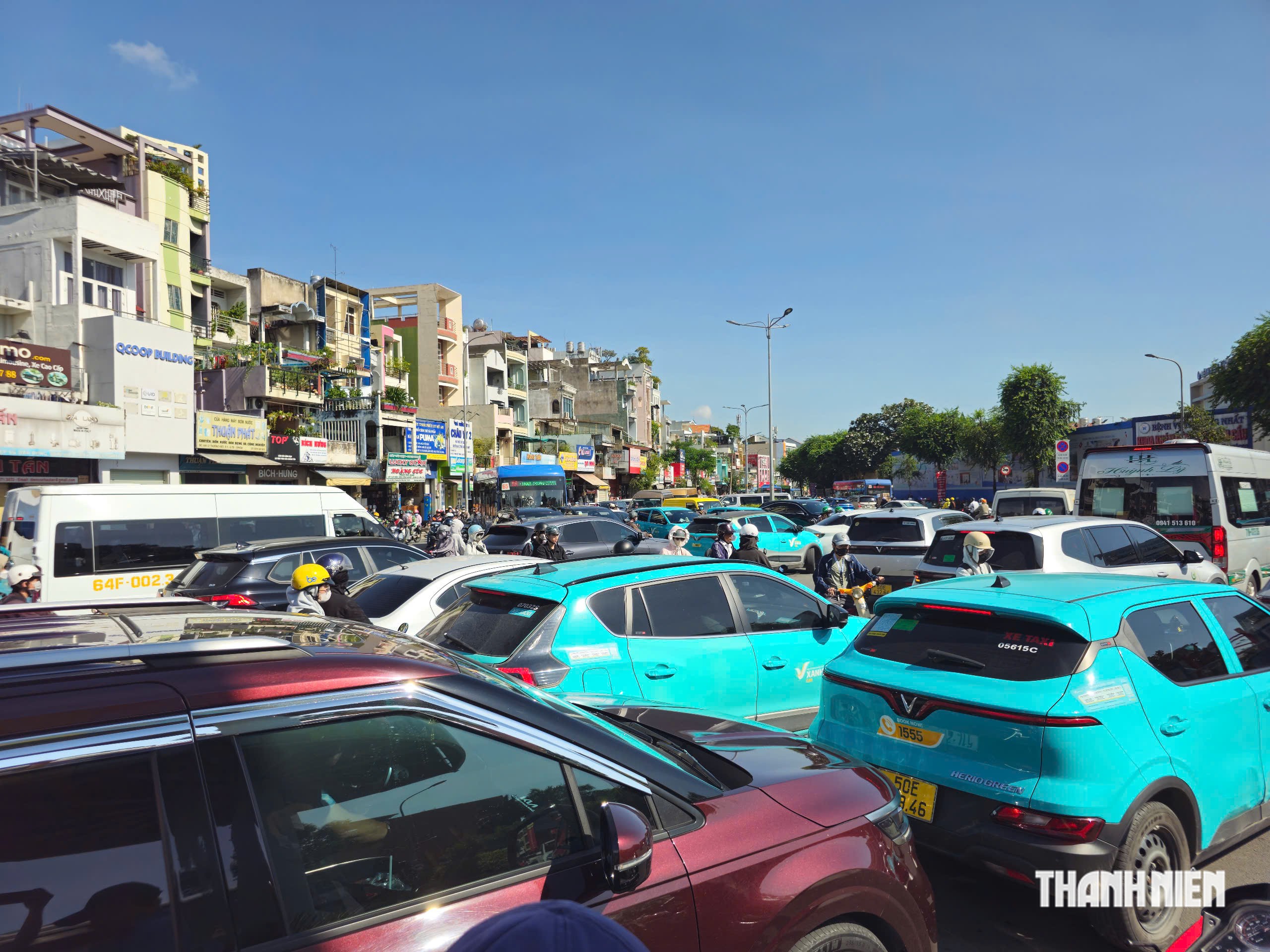 G&otilde; cửa từng xe xin nhường đường đưa người đi cấp cứu gần ng&atilde; tư Bảy Hiền- Ảnh 2.