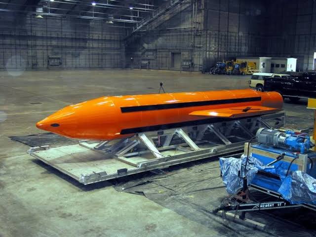 CNN: Mỹ cân nhắc sử dụng 'mẹ của các loại bom' chống Iran - Ảnh 1.