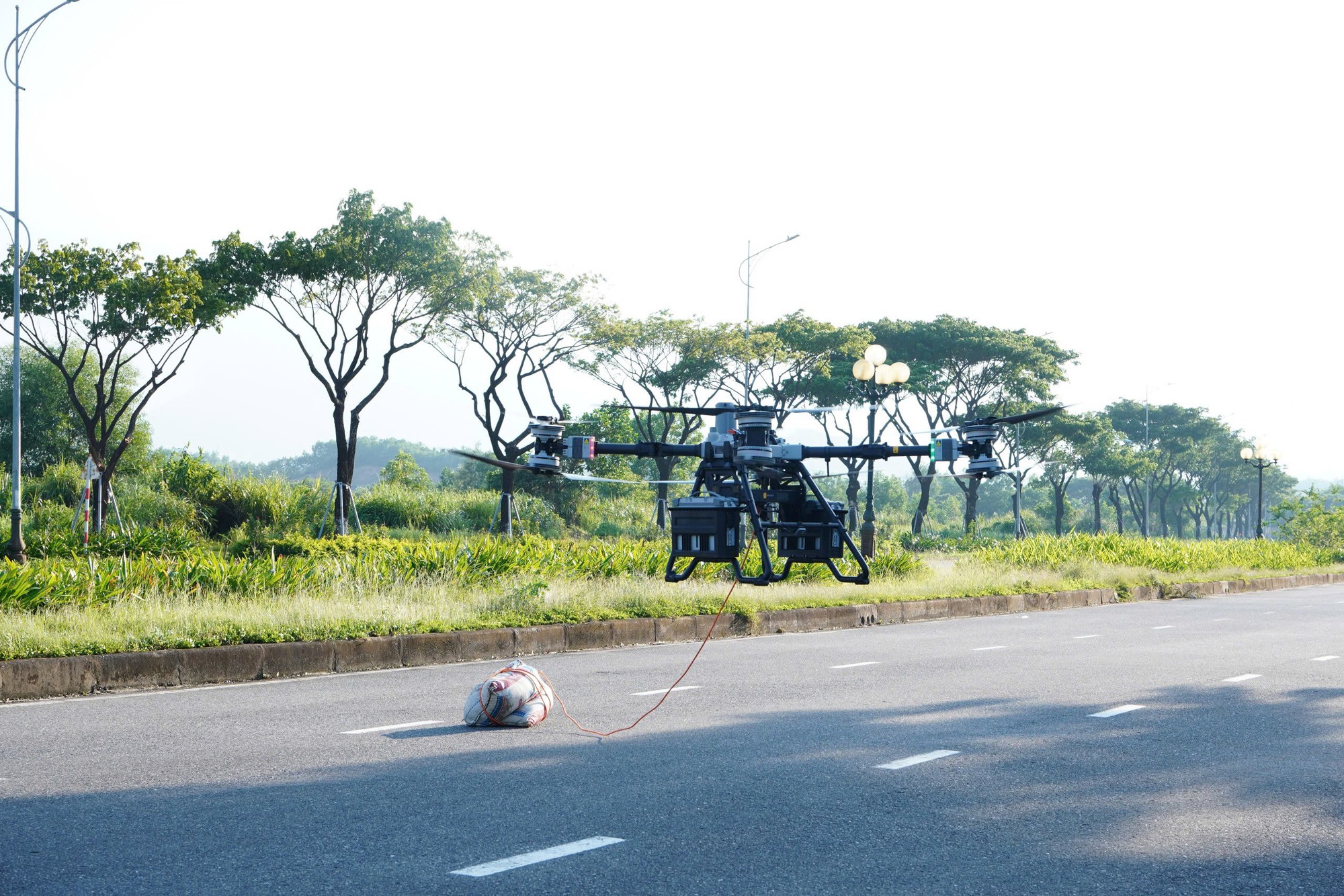 Quân đội thử nghiệm drone tải hàng nặng đến 120 kg phục vụ cứu hộ- Ảnh 3.