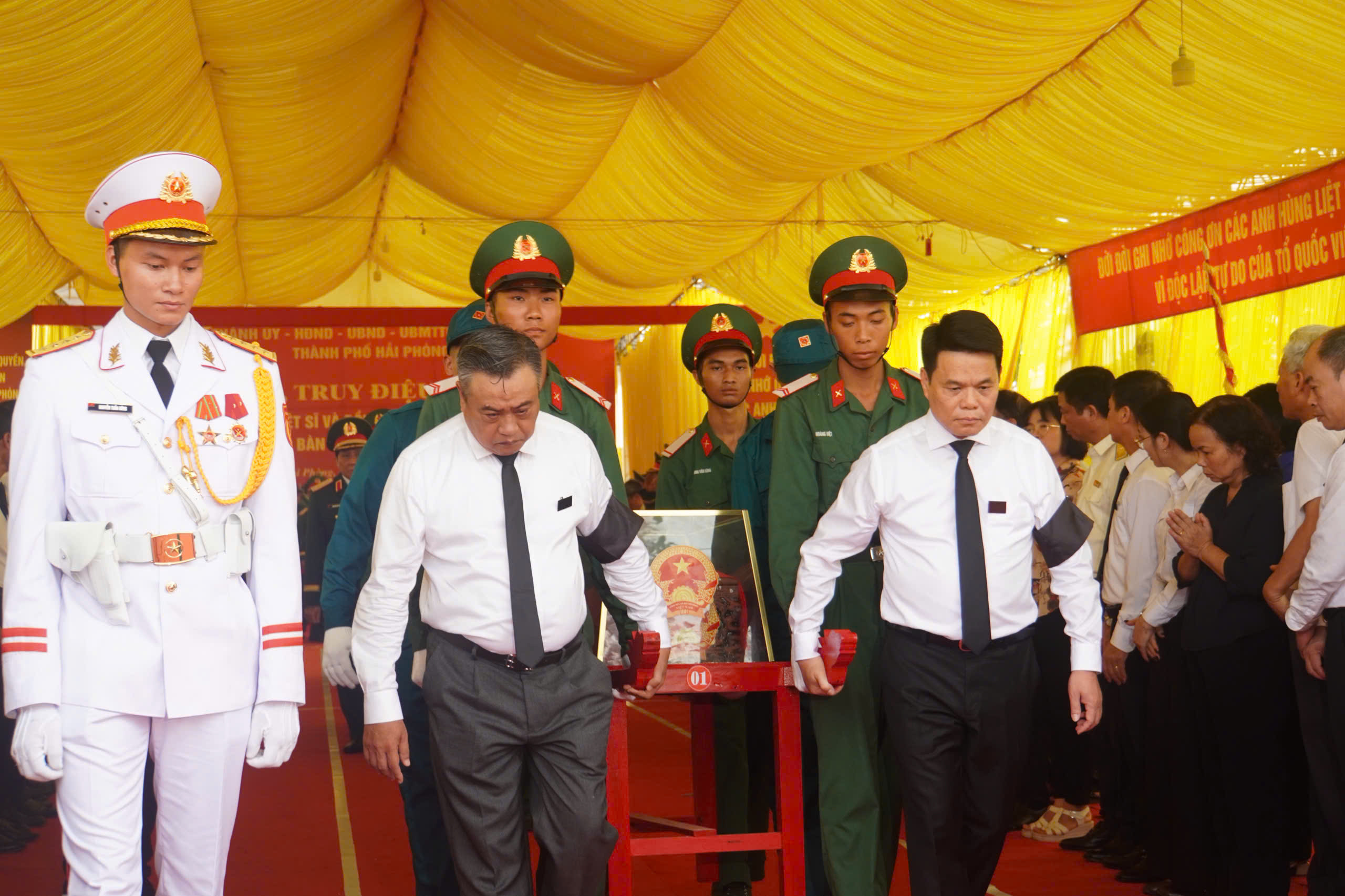 Hơn 70 năm đợi chờ, 56 liệt sĩ và đồng bào được trở về đất mẹ - Ảnh 1.