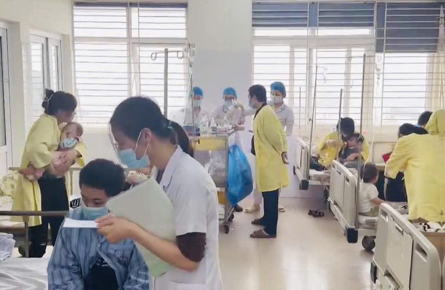 Hà Nội: Hàng trăm ca bệnh cúm nhập viện mỗi tuần- Ảnh 1.
