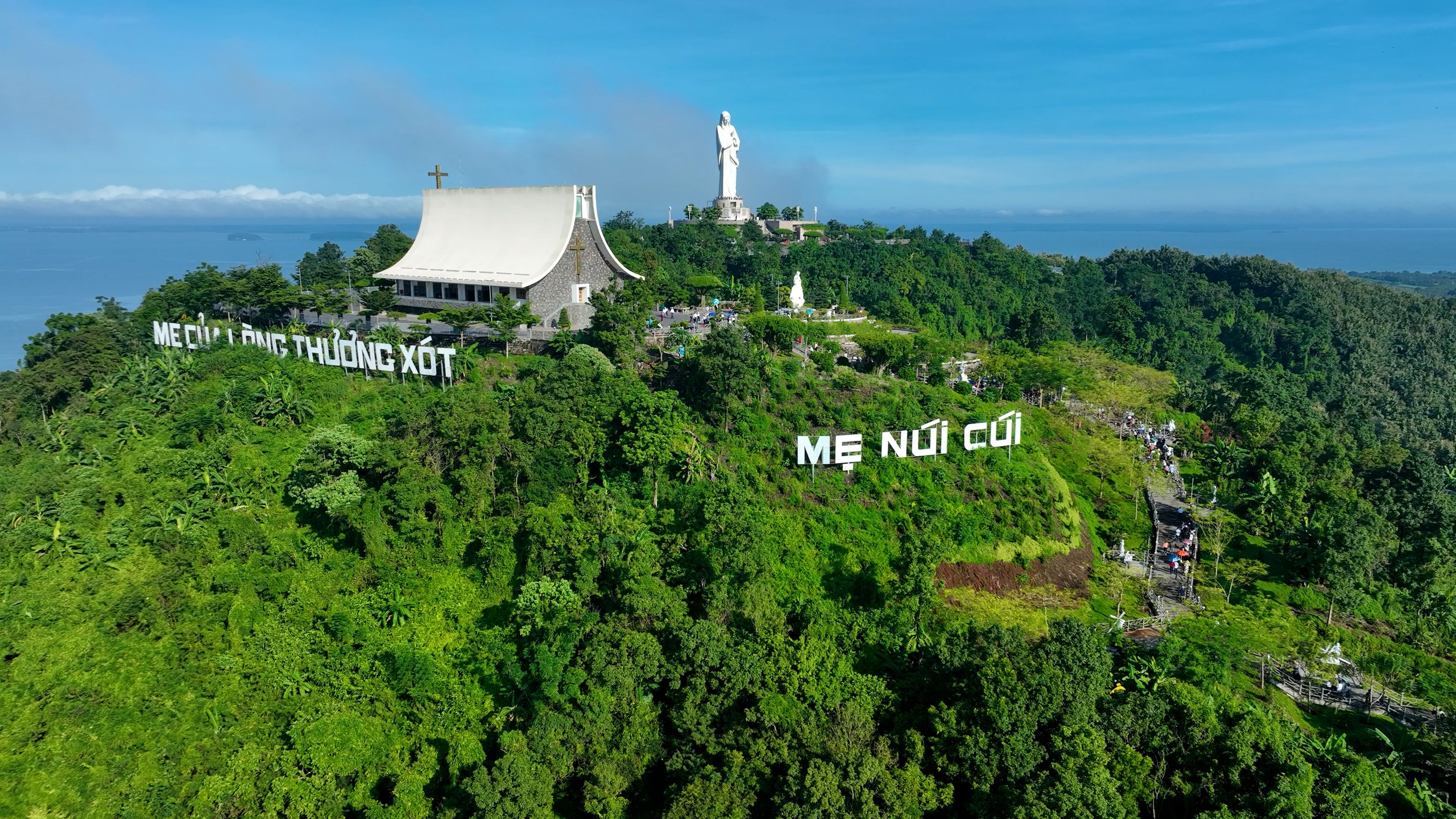 Hàng chục ngàn người dự lễ cung hiến Đền thánh Đức Mẹ Núi Cúi ở Đồng Nai - Ảnh 6.