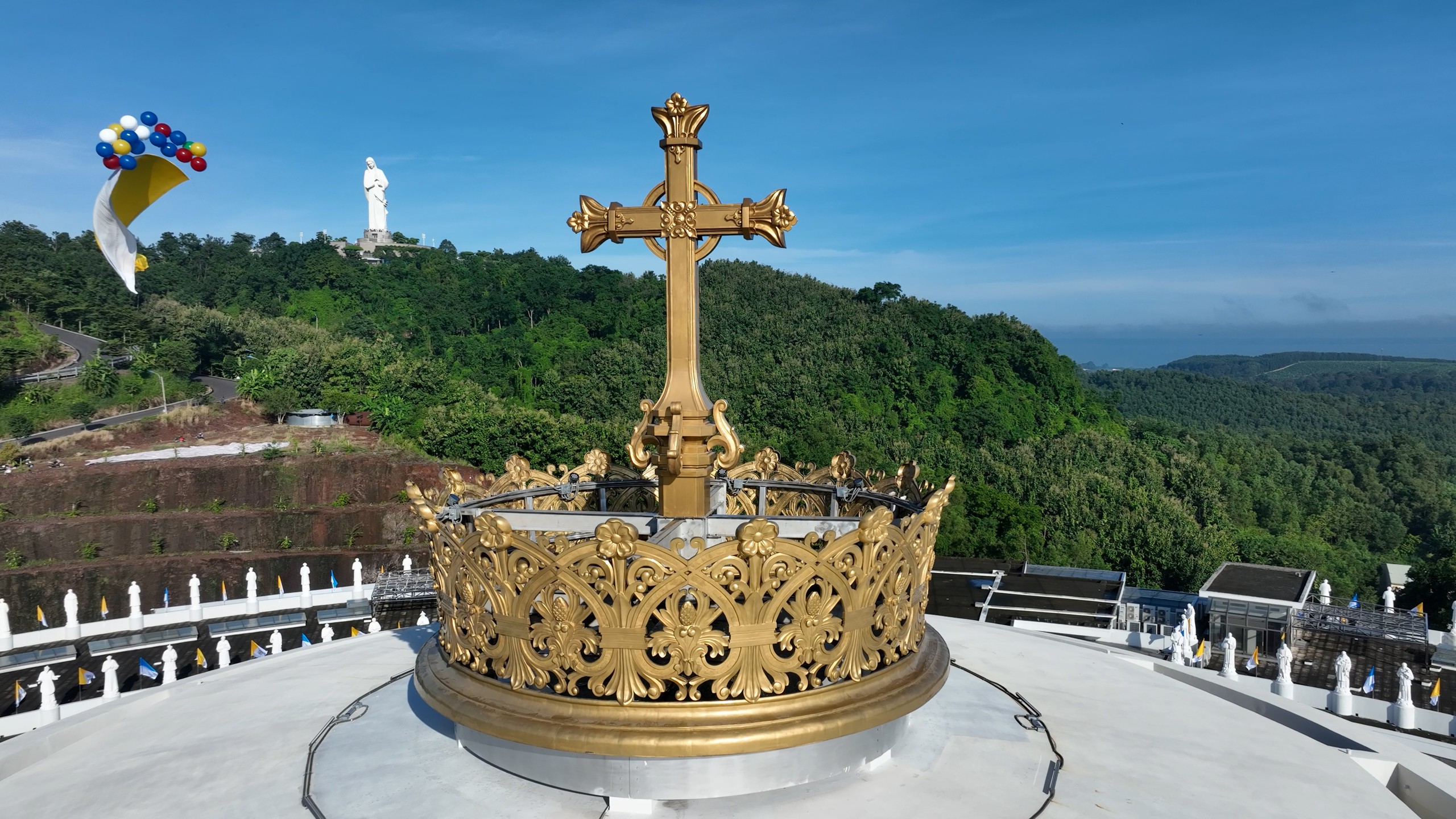 Hàng chục ngàn người dự lễ cung hiến Đền thánh Đức Mẹ Núi Cúi ở Đồng Nai - Ảnh 11.