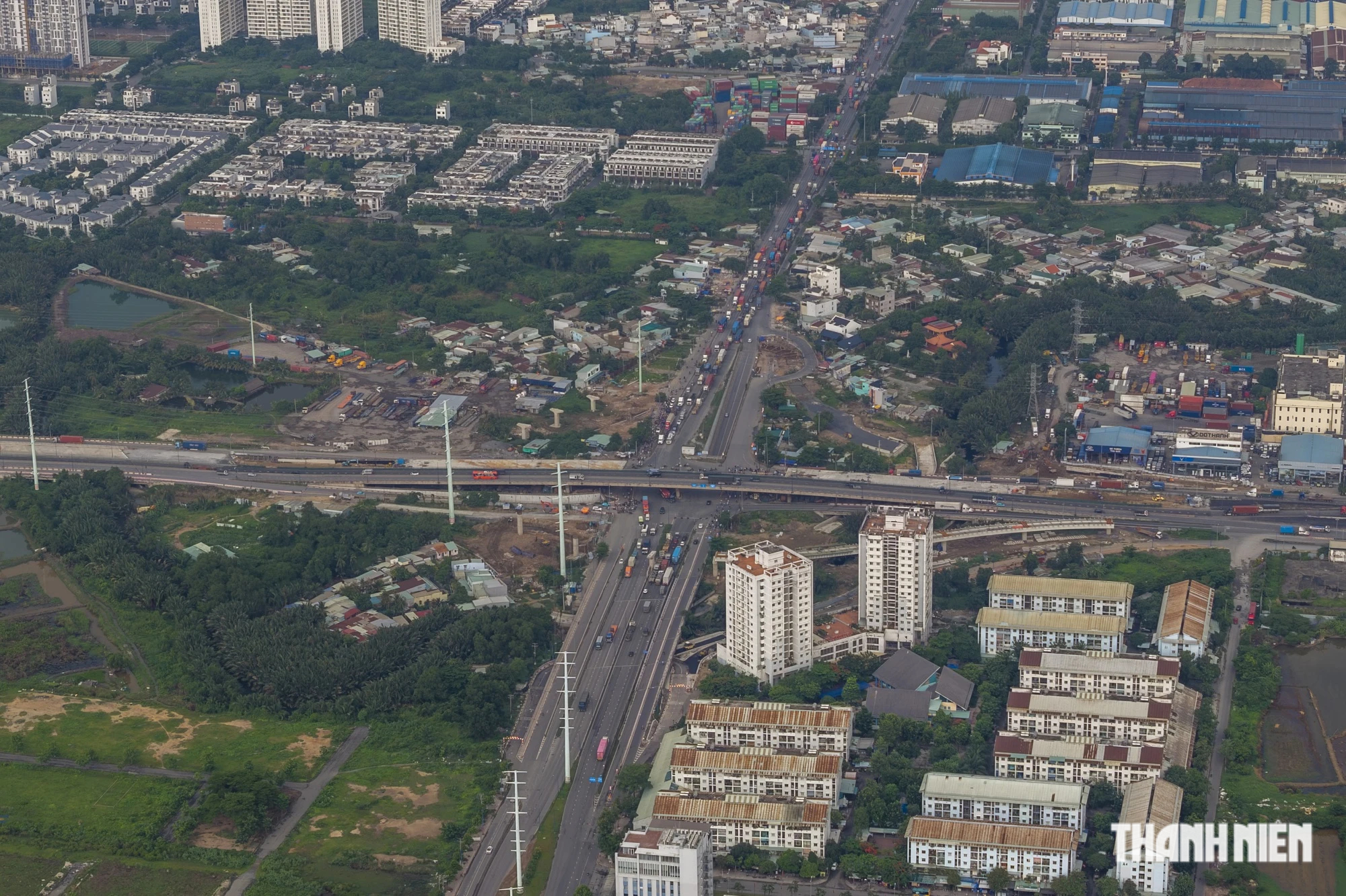 Nút giao 4 tầng ở khu đông TP.HCM hư hỏng mặt đường, gây tiếng ồn lớn - Ảnh 2.