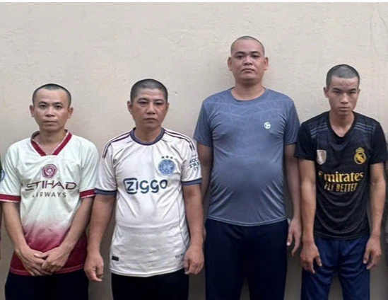 An Giang: Khởi tố 4 bị can tàng trữ, sử dụng súng săn bắt voọc bạc - Ảnh 1.
